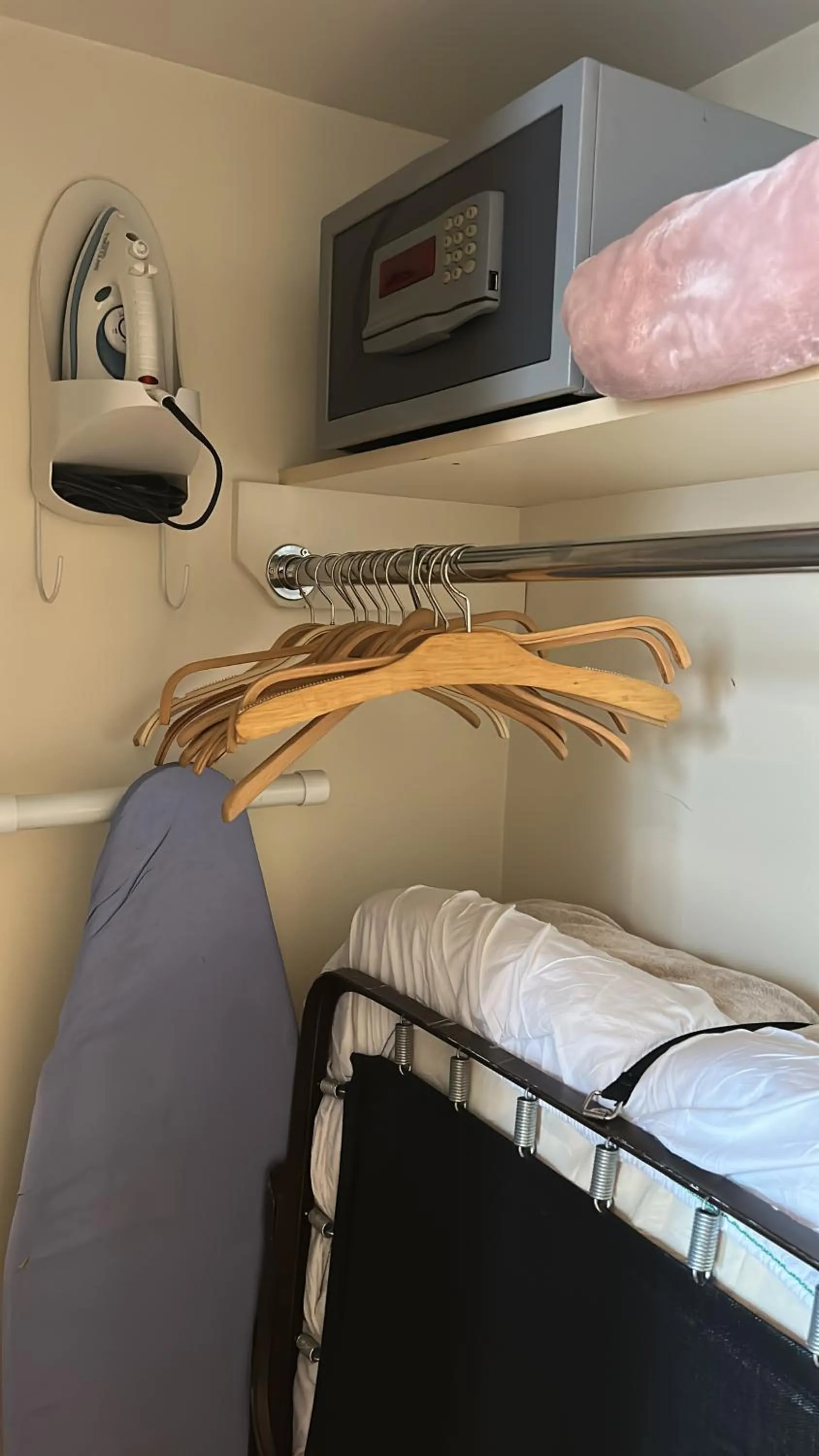 wardrobe, Bed in Parc Suites Hotel