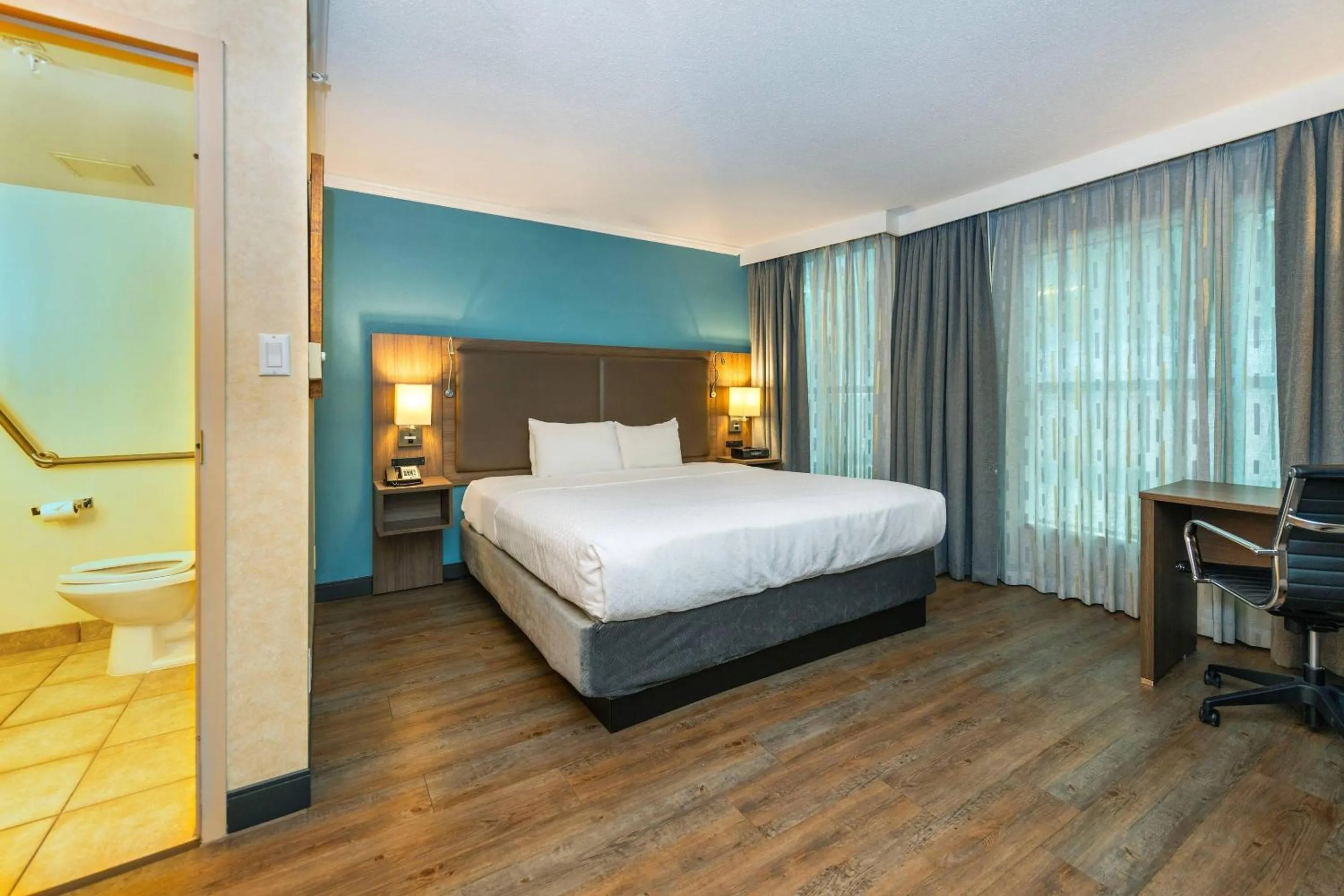 Bedroom, Bed in Grand Park Hotel & Suites Downtown Vancouver, an Ascend Collection Hotel