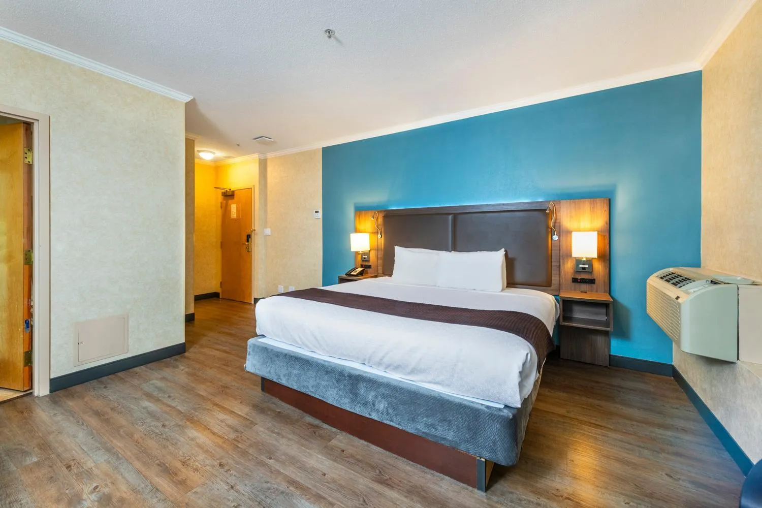 Bed in Grand Park Hotel & Suites Downtown Vancouver, an Ascend Collection Hotel