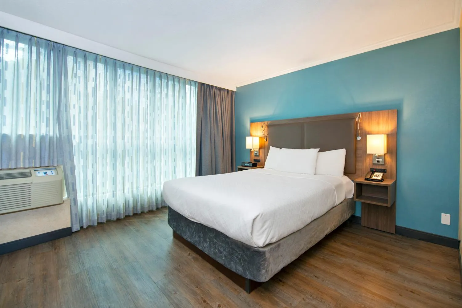 Bed in Grand Park Hotel & Suites Downtown Vancouver, an Ascend Collection Hotel