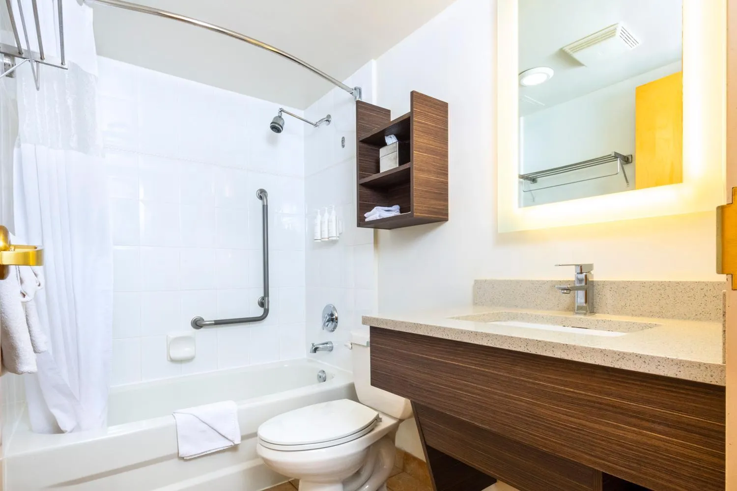 Shower in Grand Park Hotel & Suites Downtown Vancouver, an Ascend Collection Hotel