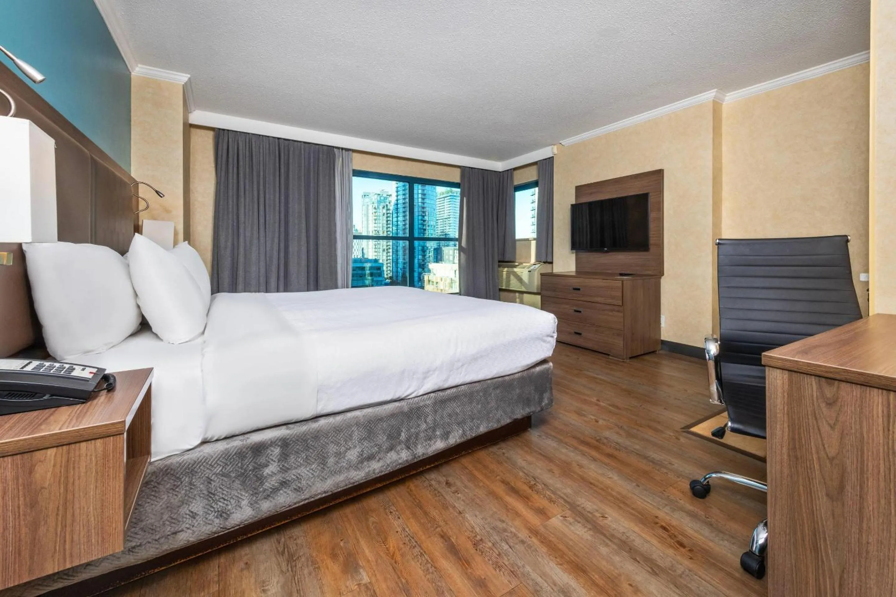 Bedroom, Bed in Grand Park Hotel & Suites Downtown Vancouver, an Ascend Collection Hotel