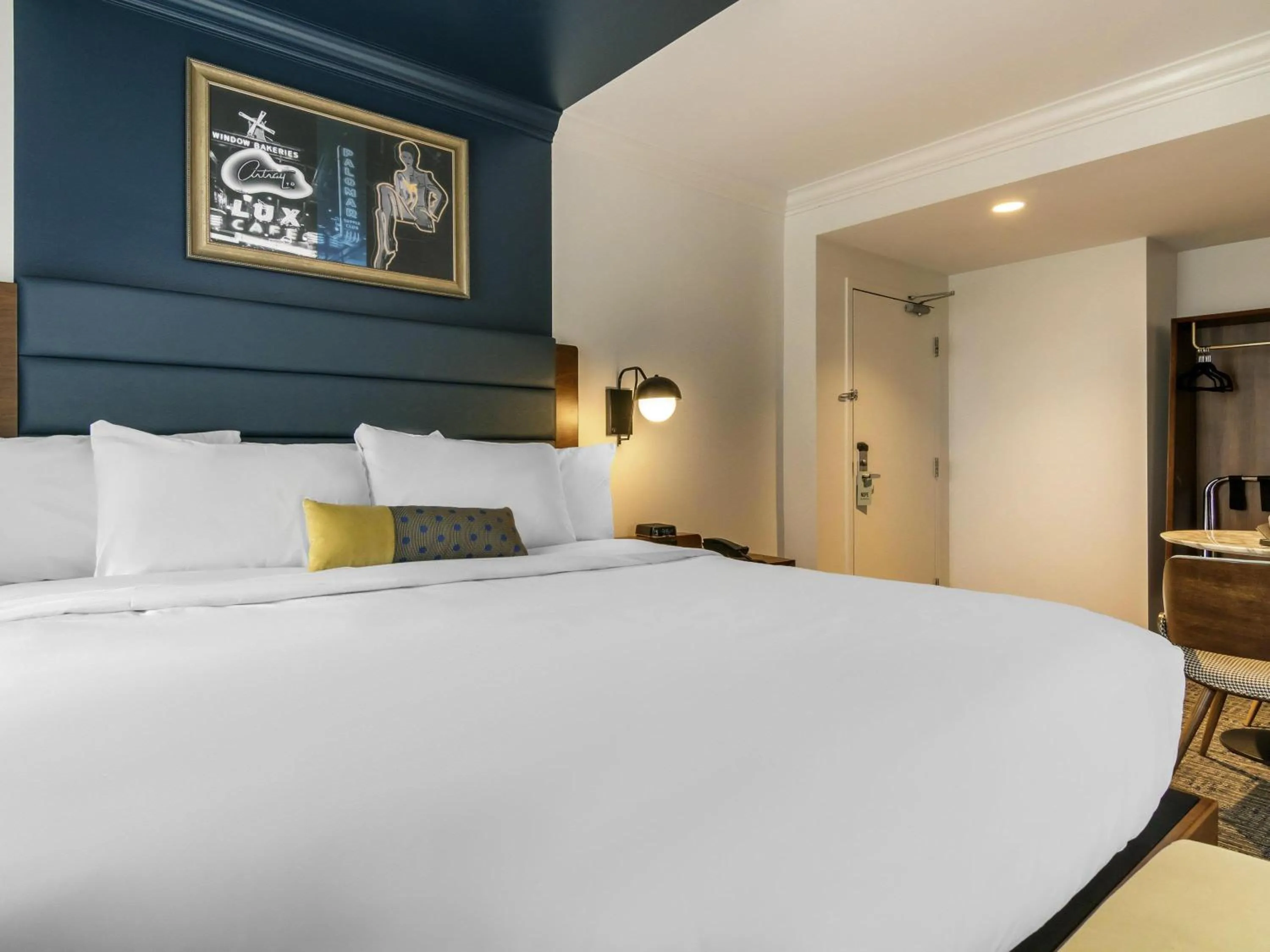 Bedroom, Bed in Hotel Belmont Vancouver - MGallery Collection