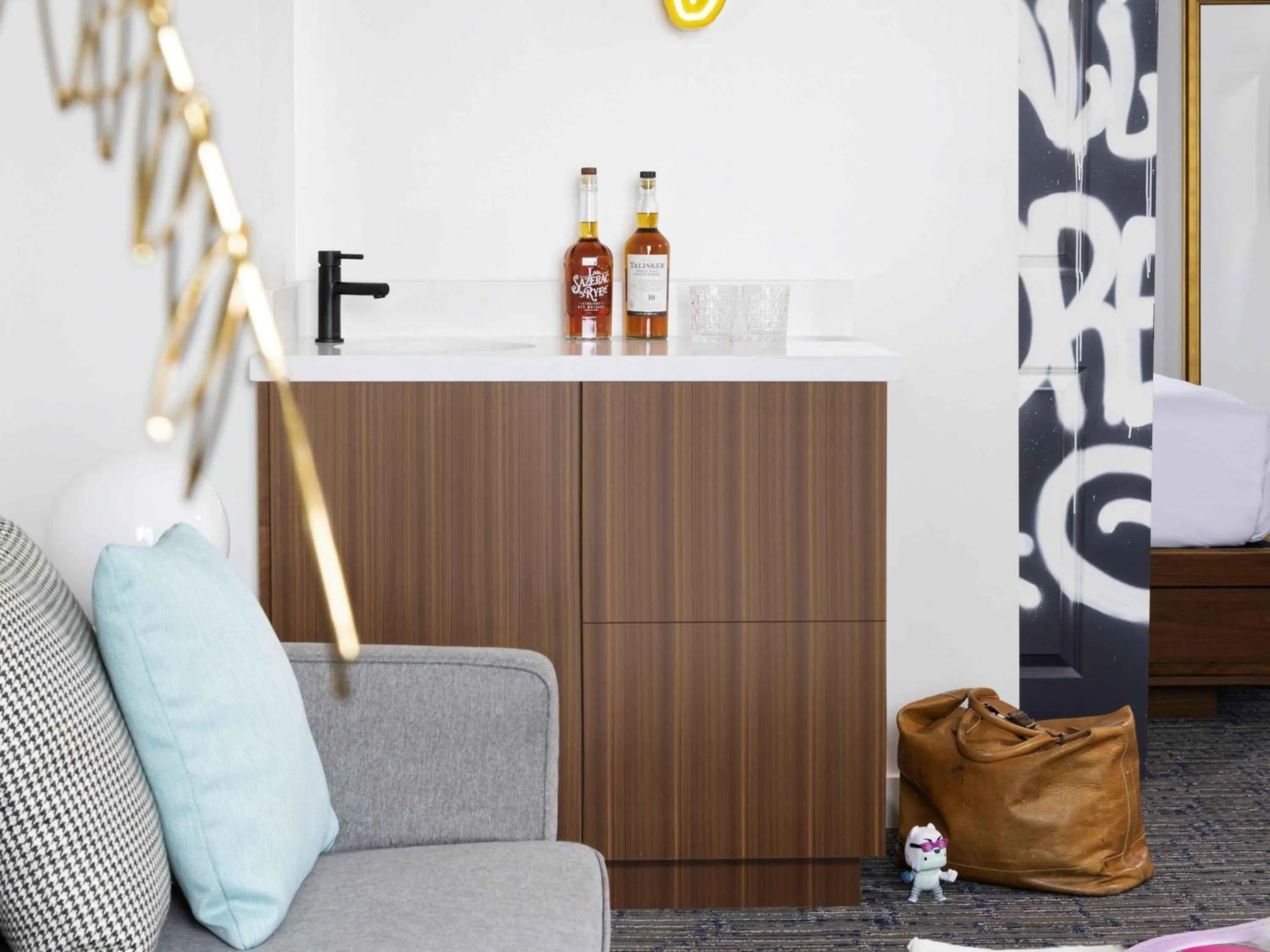 Bedroom in Hotel Belmont Vancouver - MGallery Collection