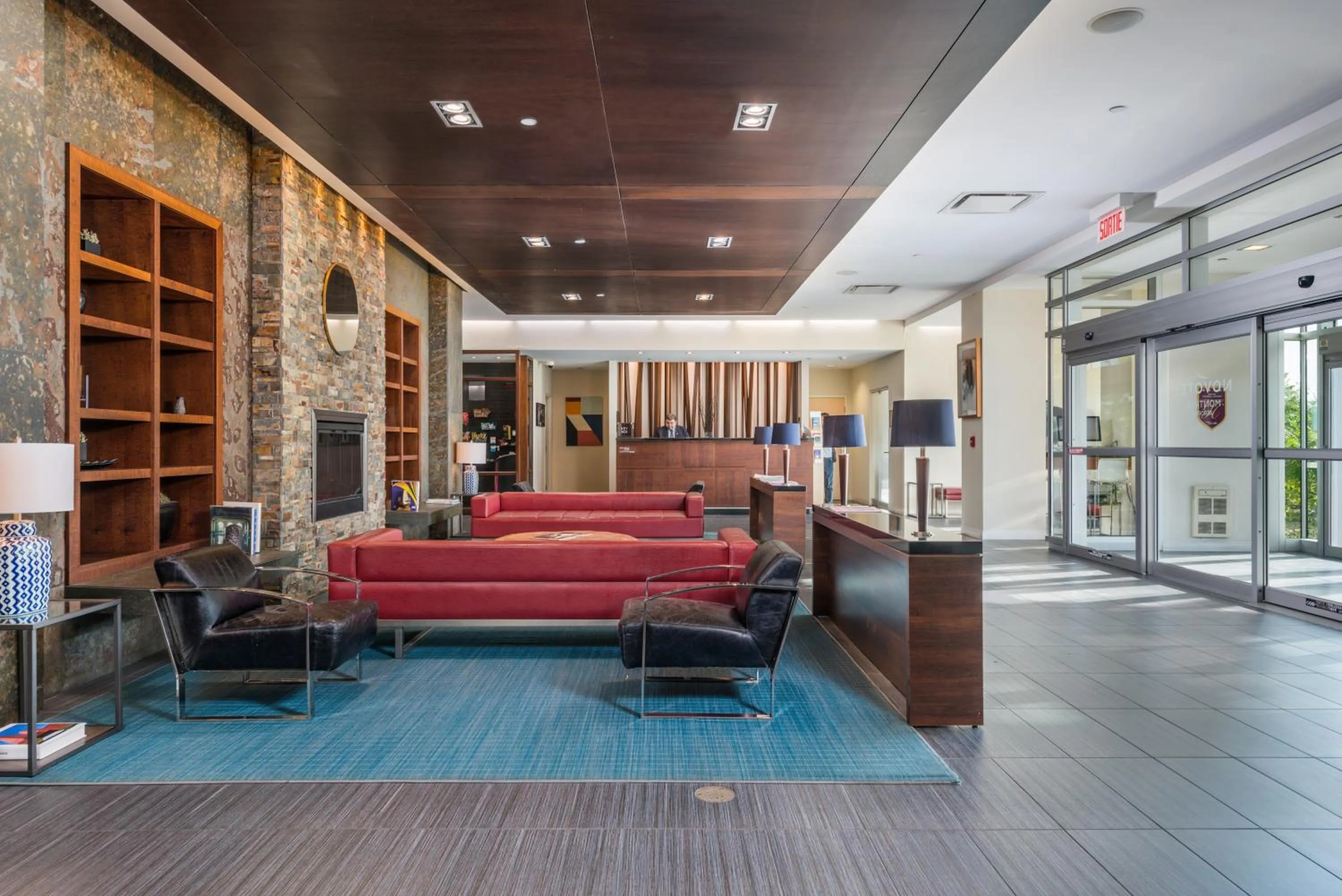 Lobby or reception in Novotel Montréal Aéroport