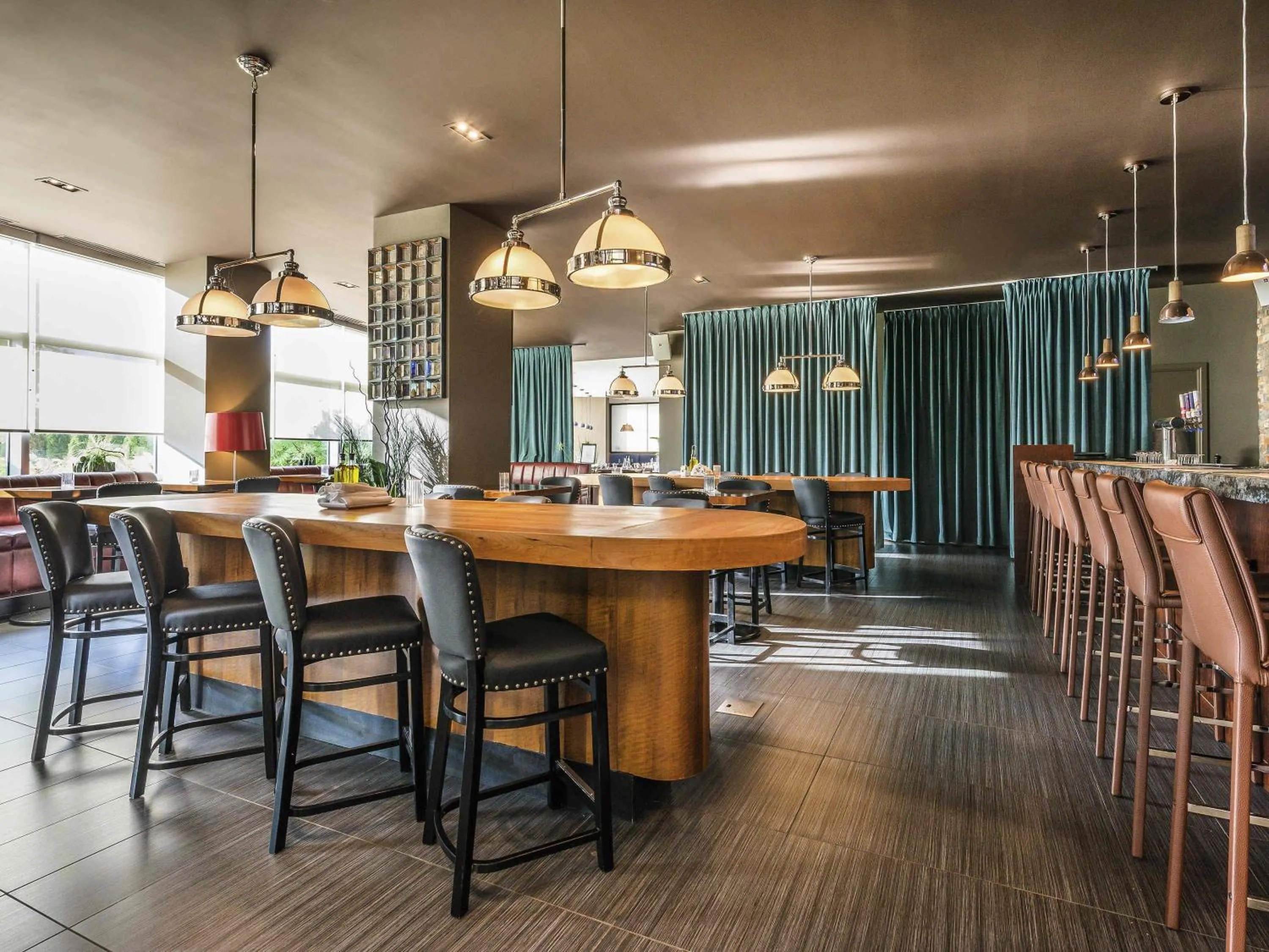 Lounge or bar in Novotel Montréal Aéroport