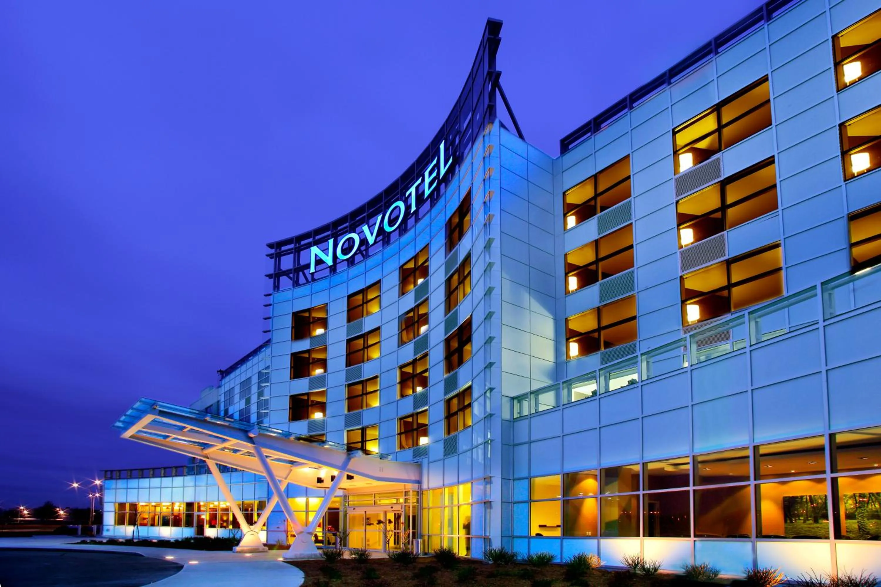 Facade/entrance in Novotel Montréal Aéroport