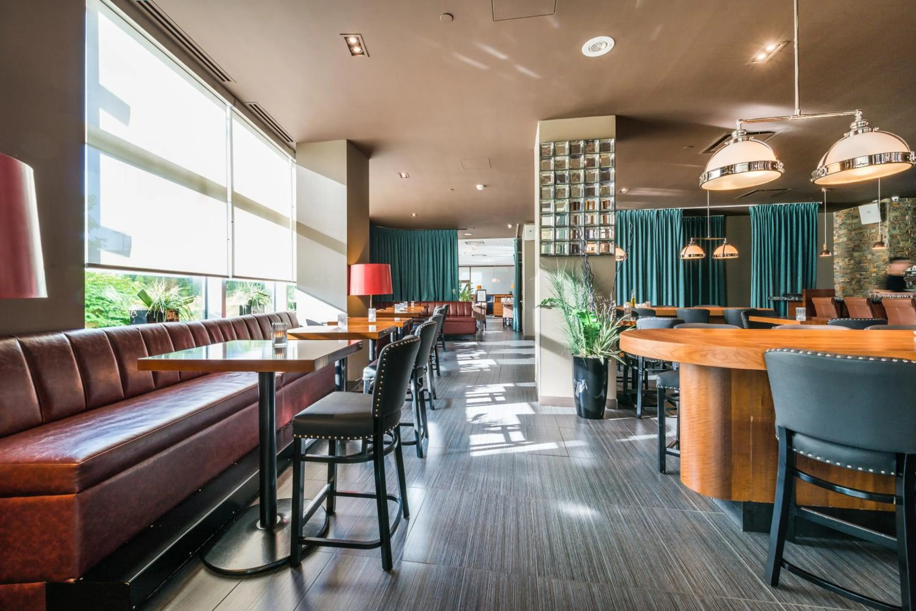 Lounge or bar in Novotel Montréal Aéroport