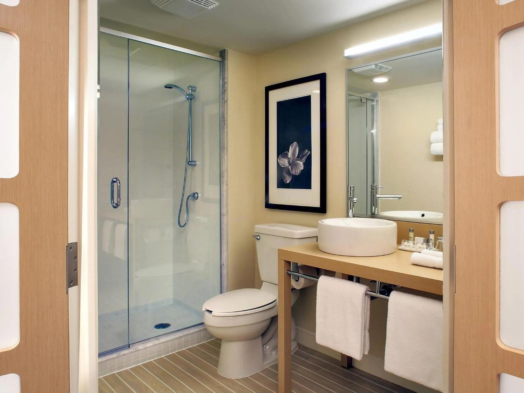 Bedroom in Novotel Montréal Aéroport