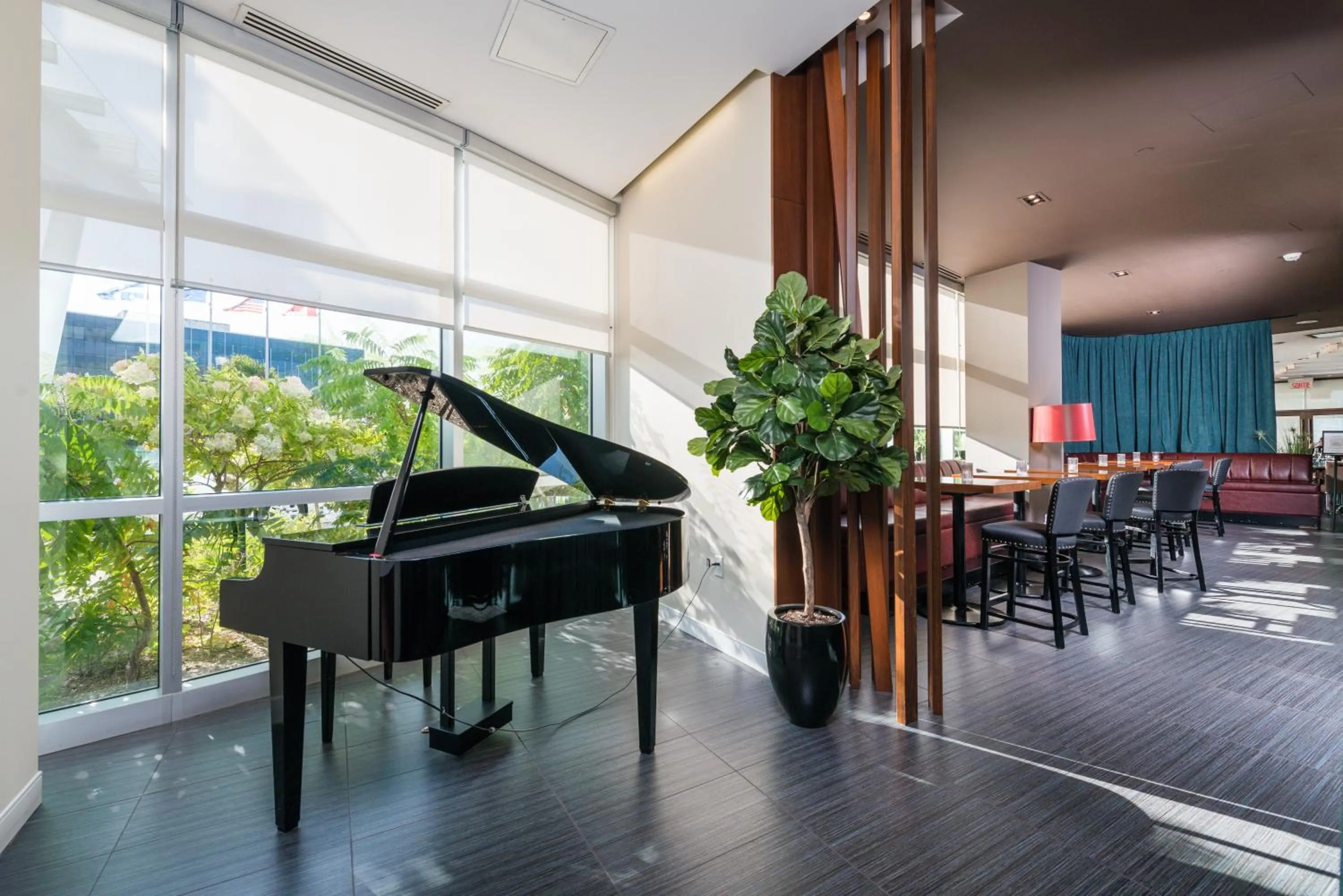 Lobby or reception in Novotel Montréal Aéroport