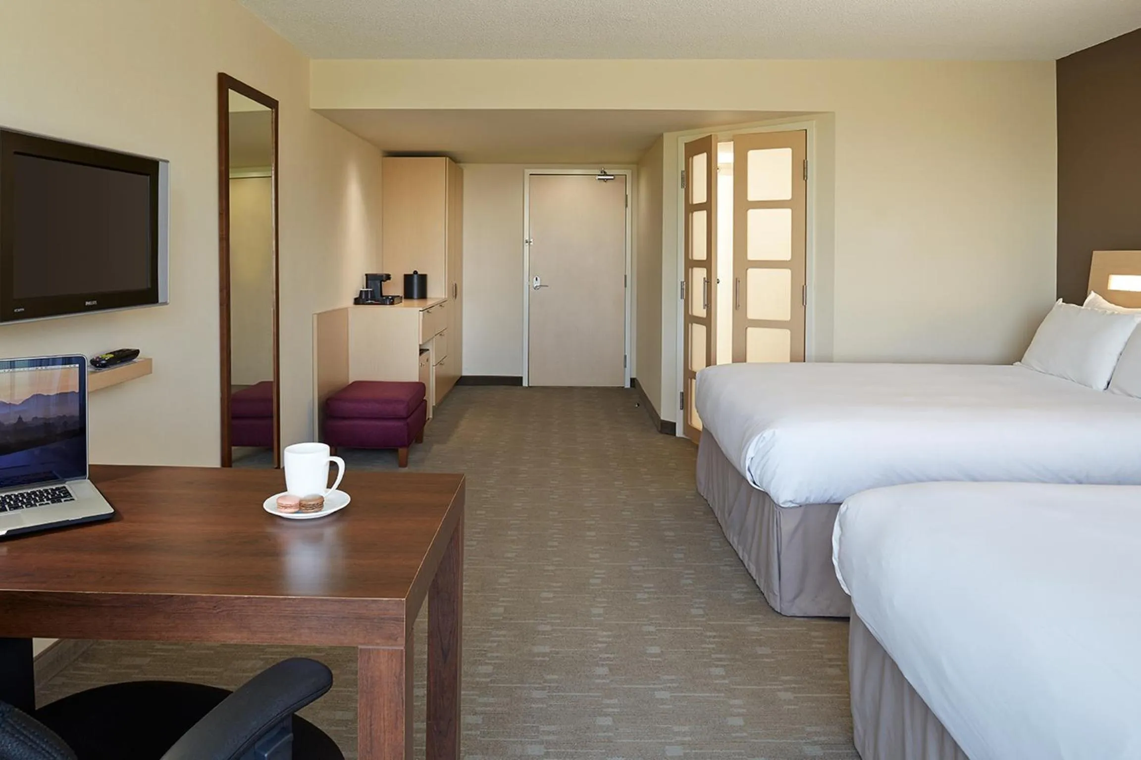 Photo of the whole room, Bed in Novotel Montréal Aéroport