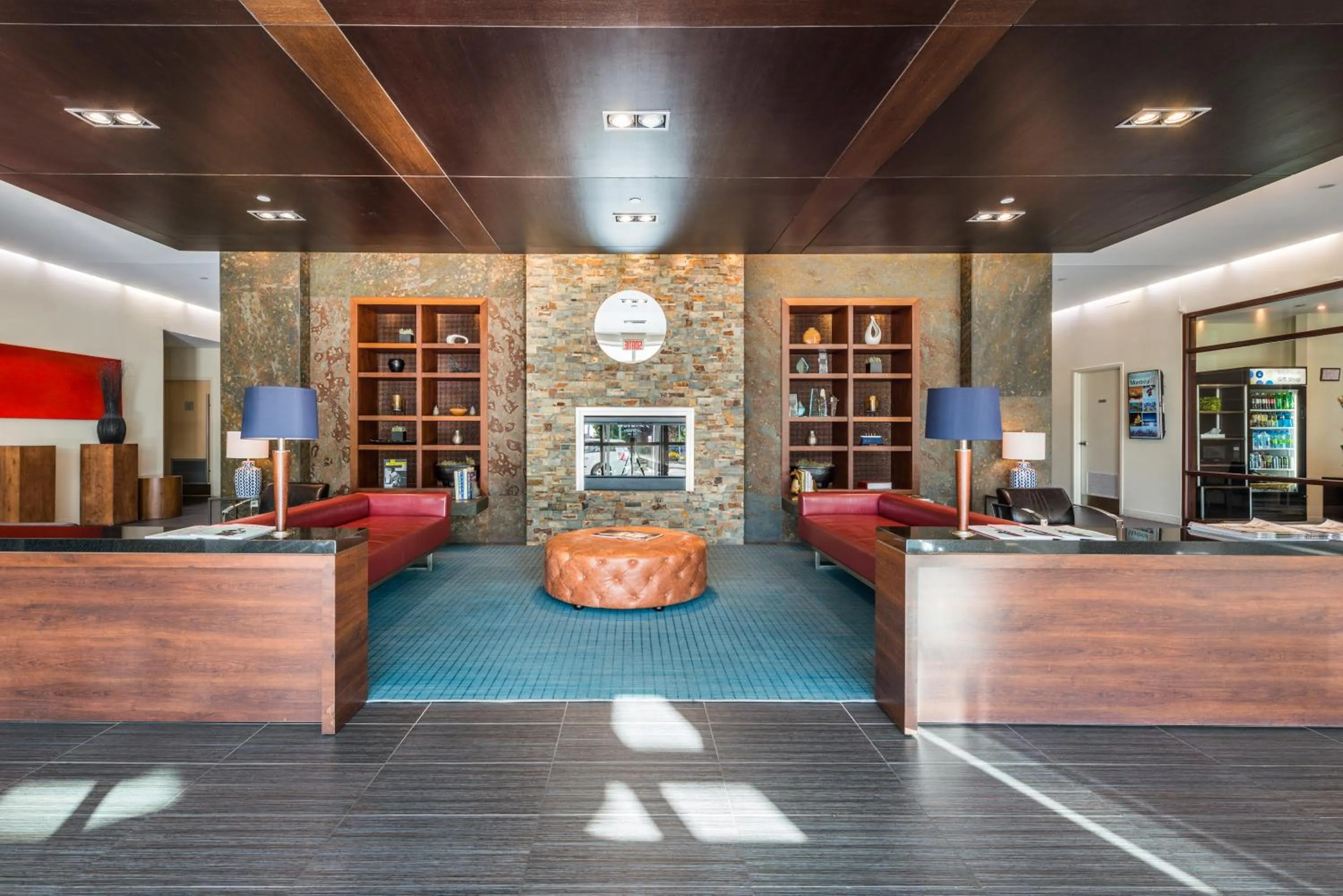 Lobby or reception in Novotel Montréal Aéroport