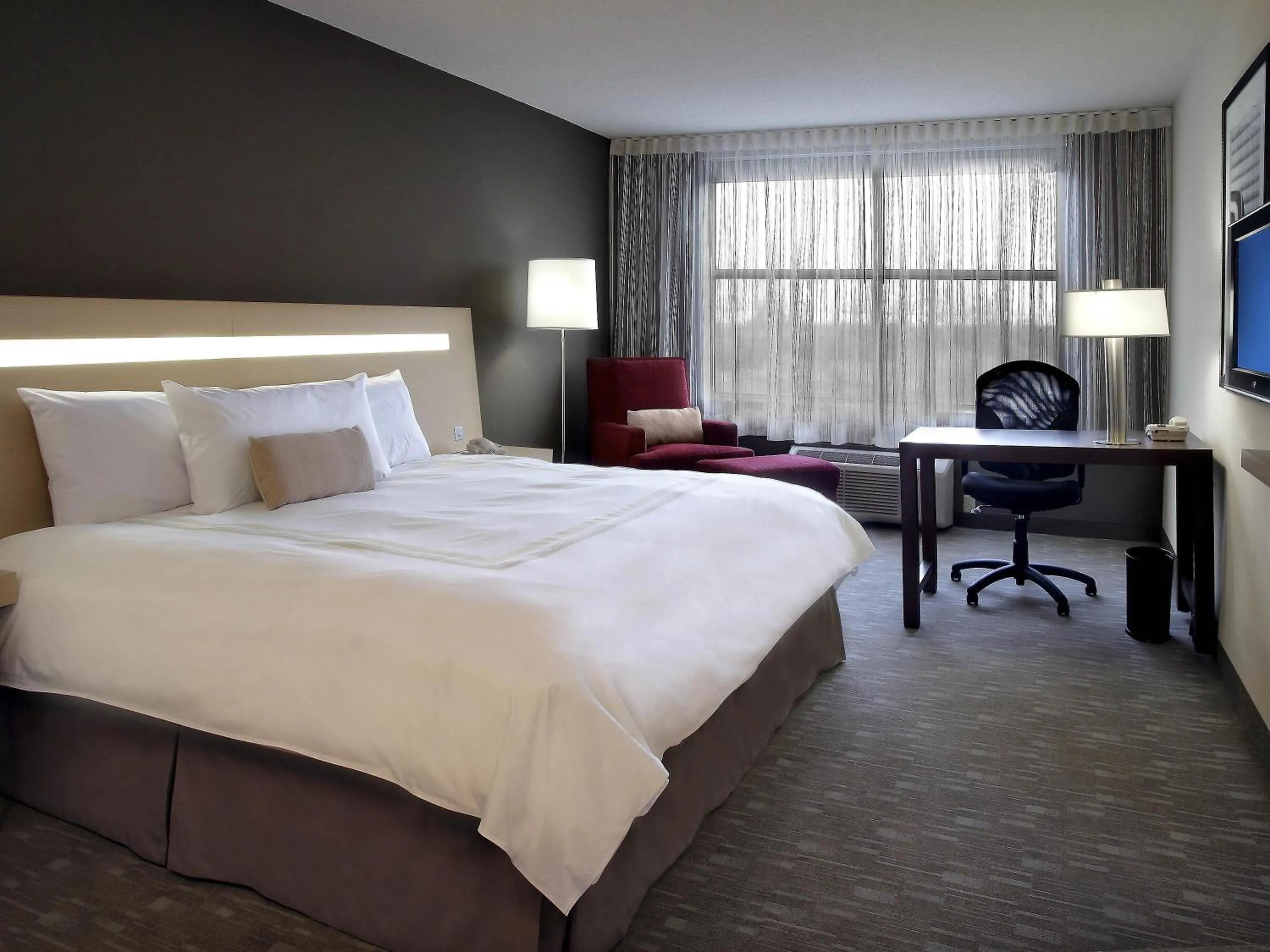 Bedroom, Bed in Novotel Montréal Aéroport