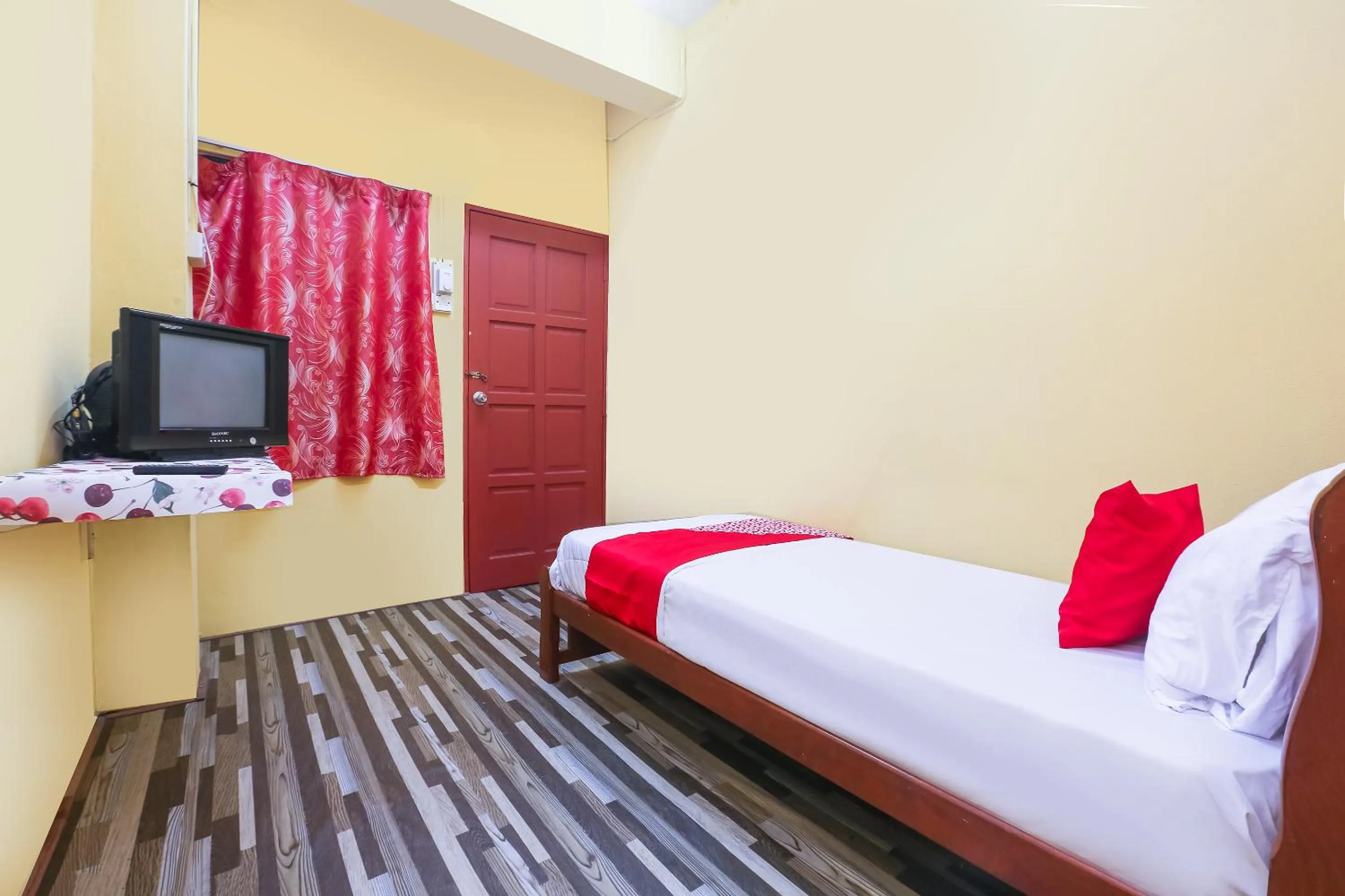 Bedroom, TV/Entertainment Center in OYO 90321 Hotel Bajet Sri Manal