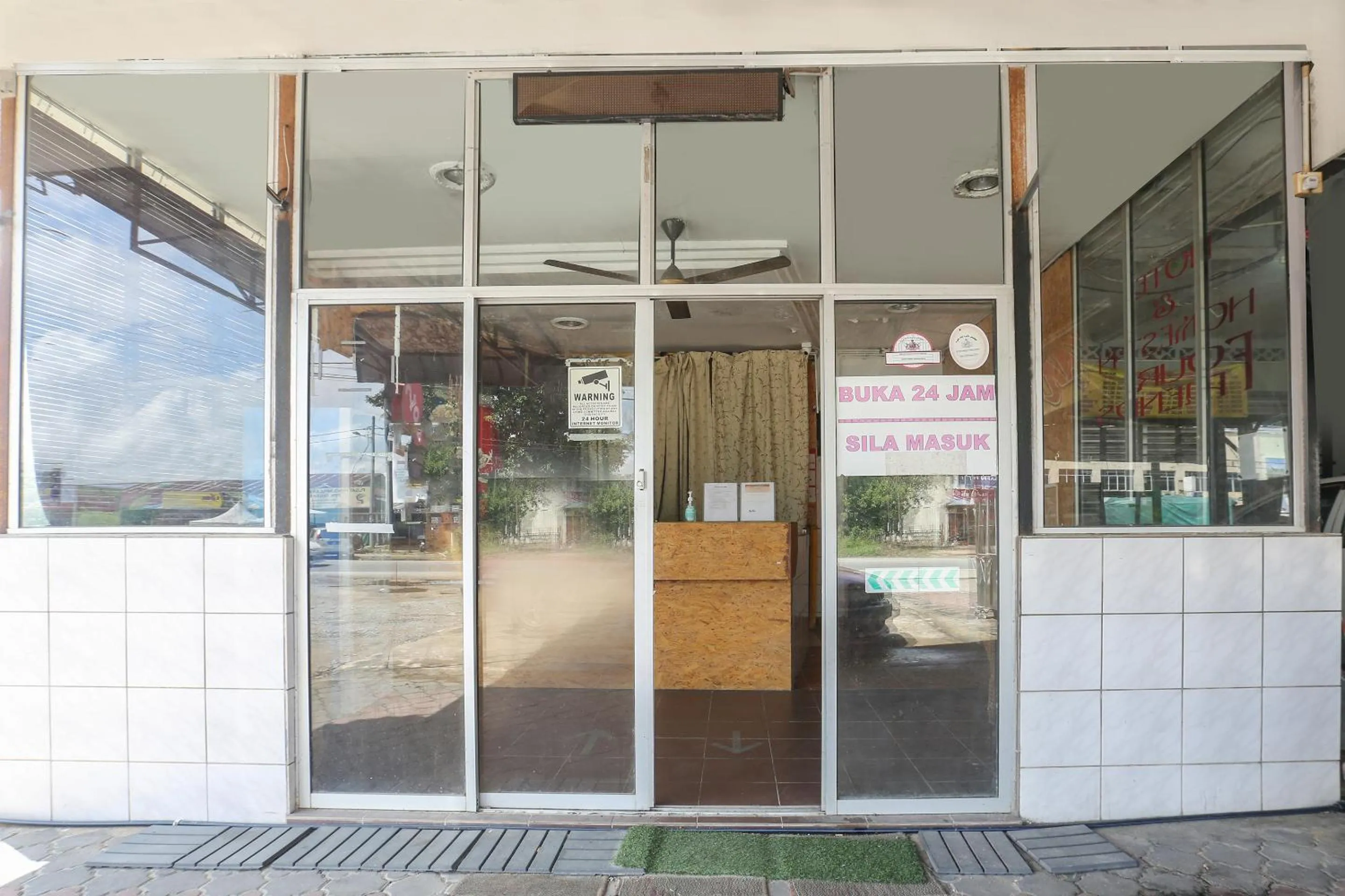 Facade/entrance in OYO 90321 Hotel Bajet Sri Manal