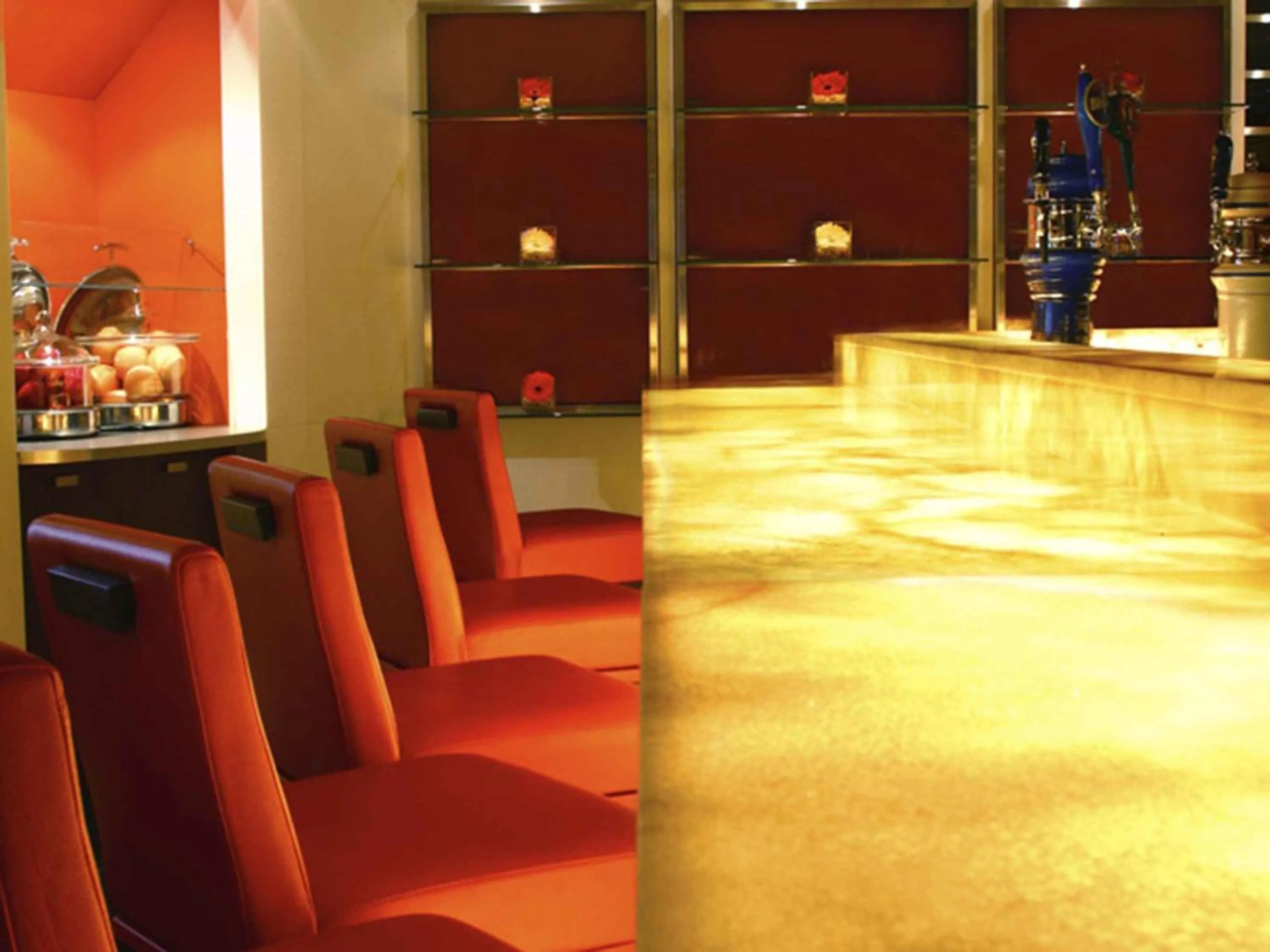 Lounge or bar in Novotel Montreal Center