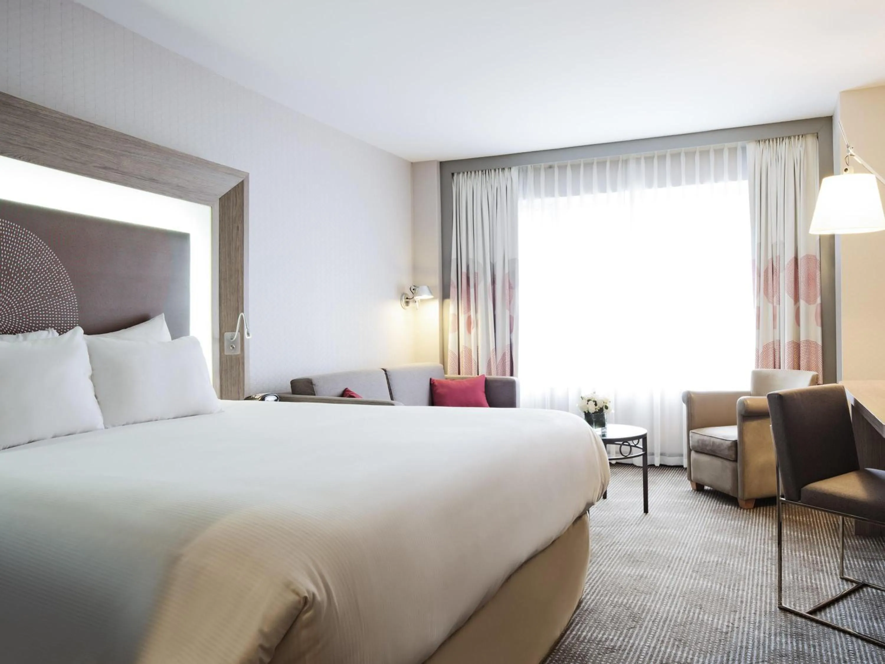 Bedroom, Bed in Novotel Montreal Center