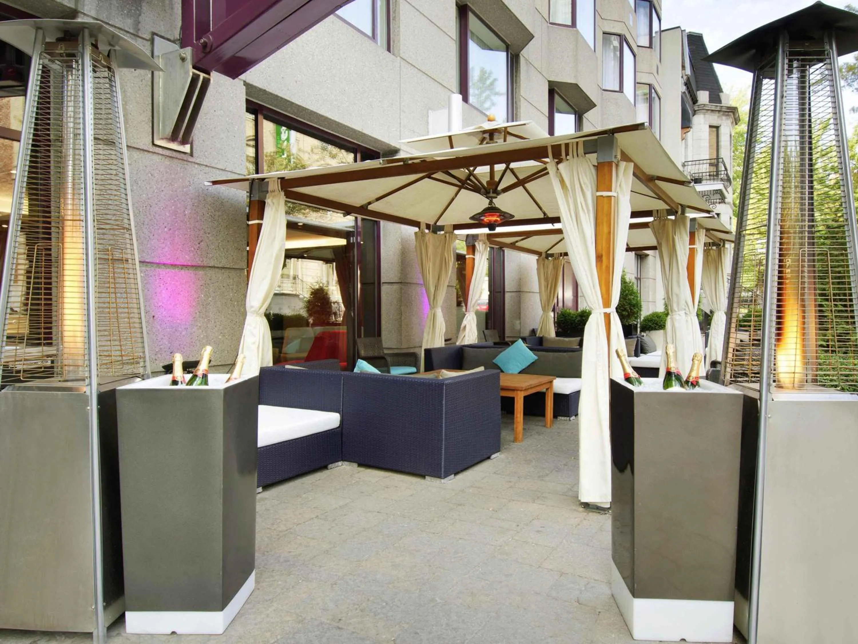 Restaurant/places to eat in Novotel Montreal Center