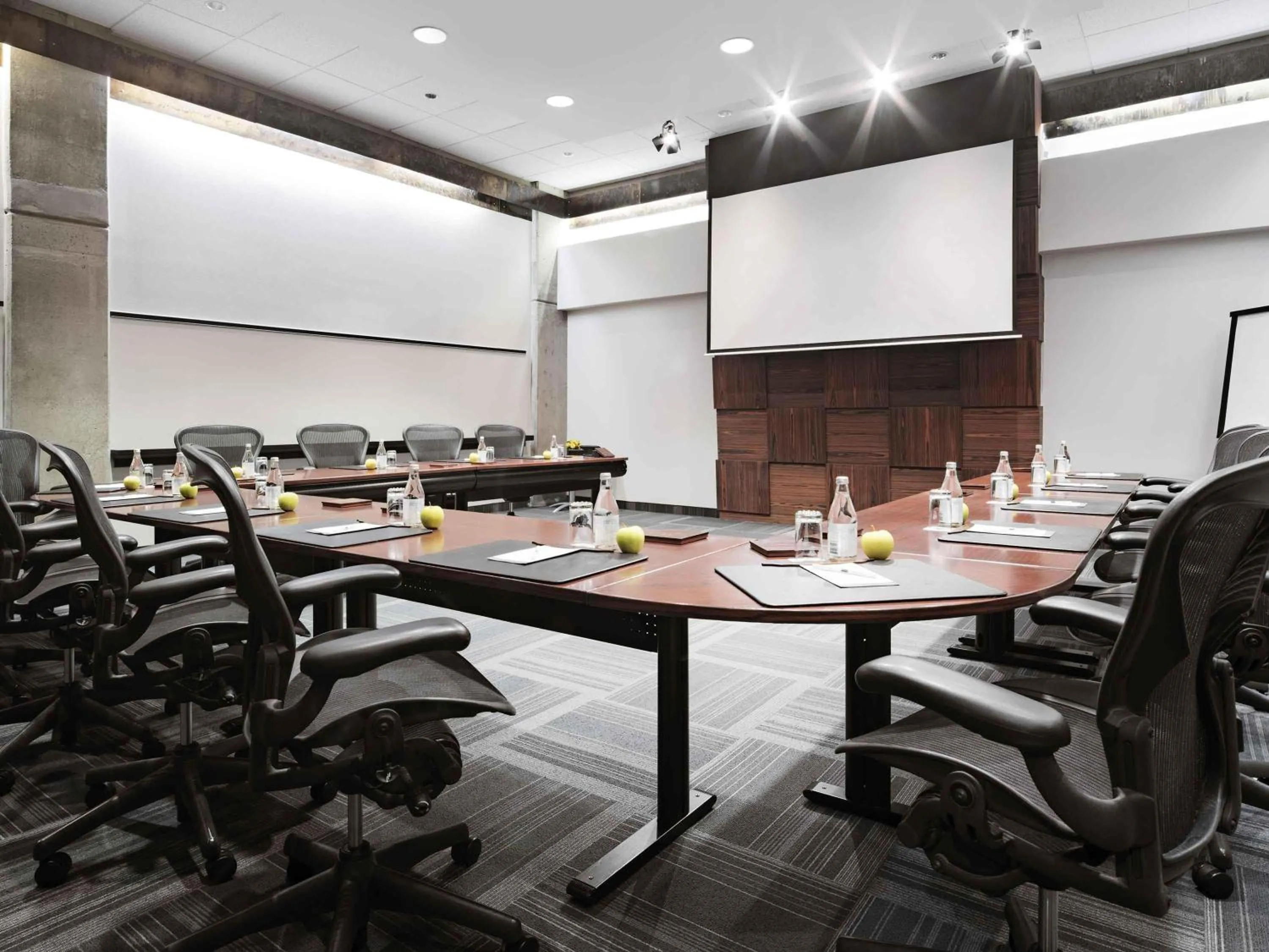 Meeting/conference room in Novotel Montreal Center