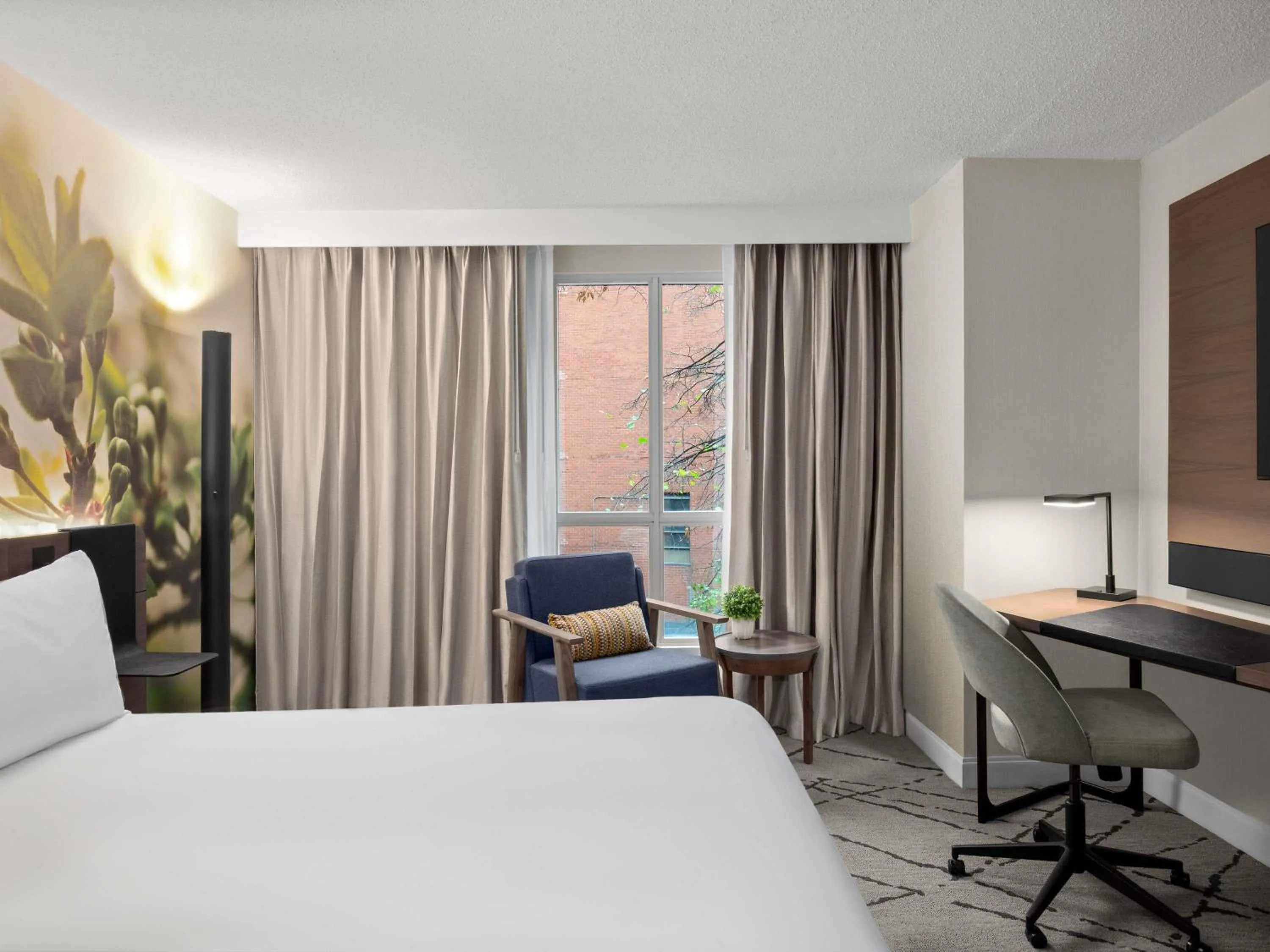 Bedroom, Bed in The Novotel Toronto Centre