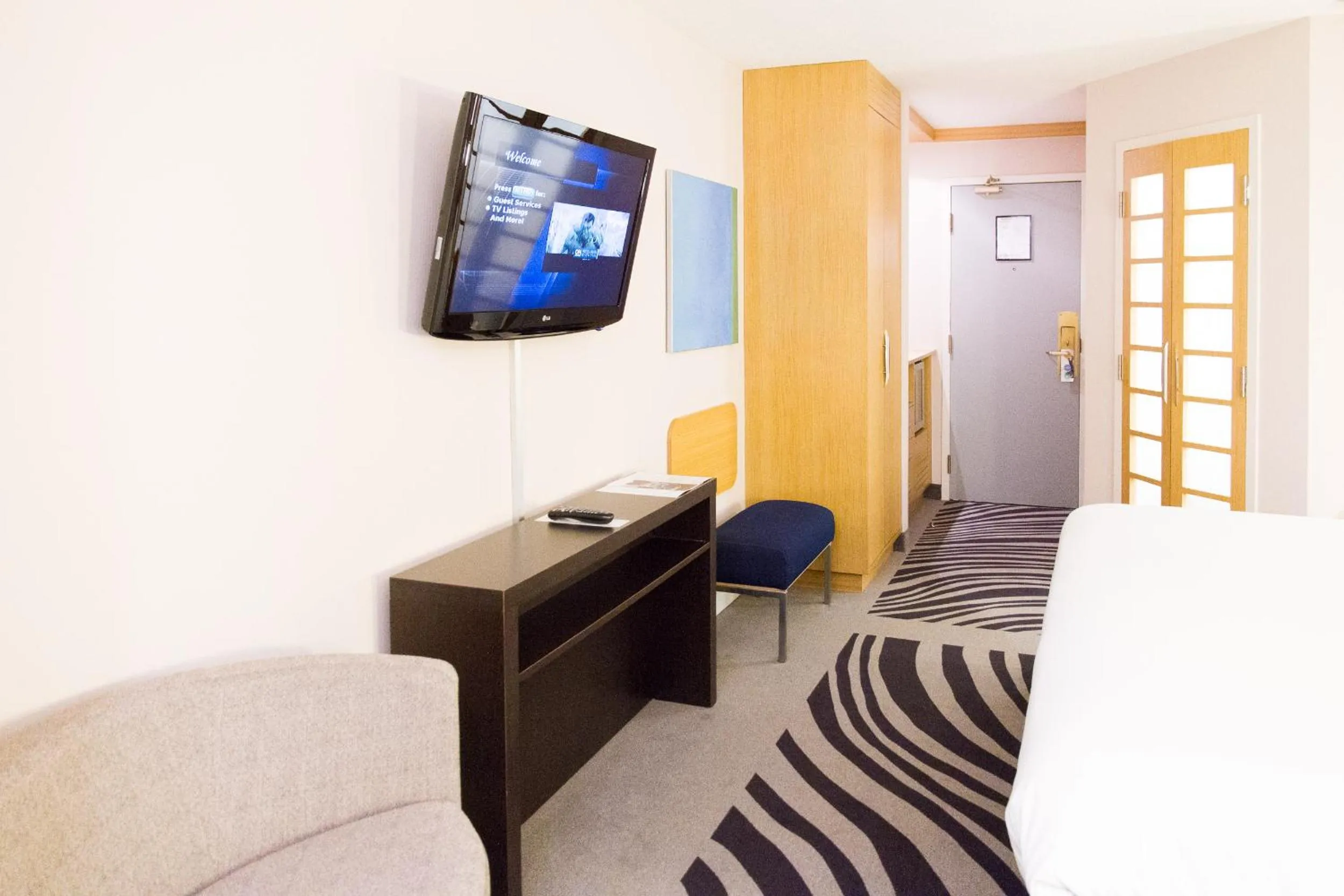 TV and multimedia in Novotel Toronto North York