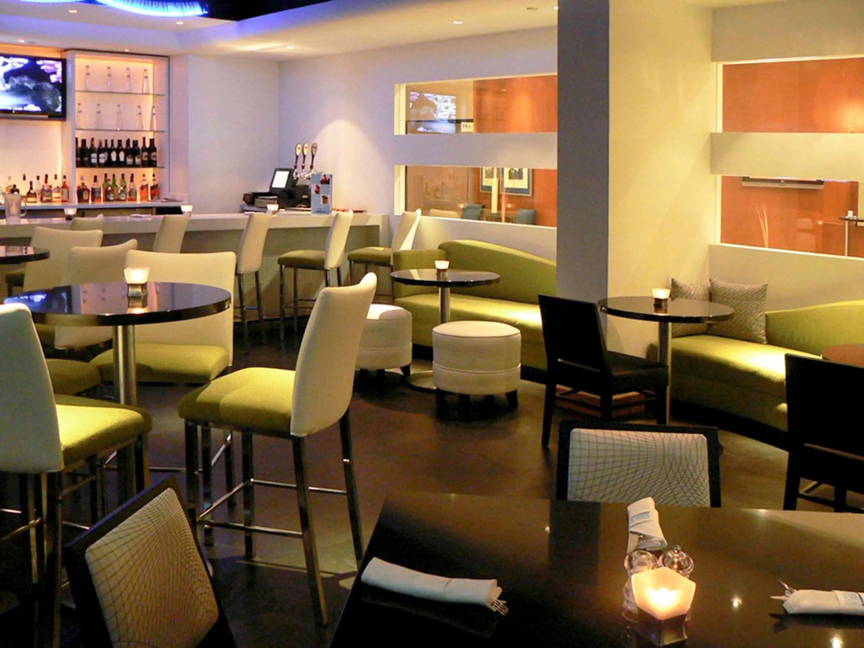 Restaurant/places to eat in Novotel Toronto North York