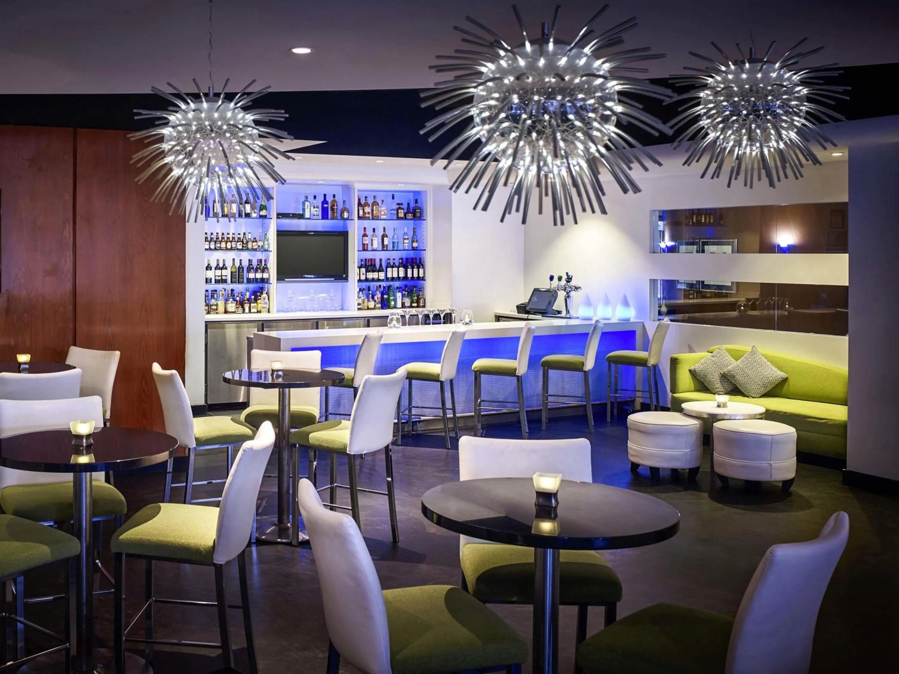 Lounge or bar in Novotel Toronto North York
