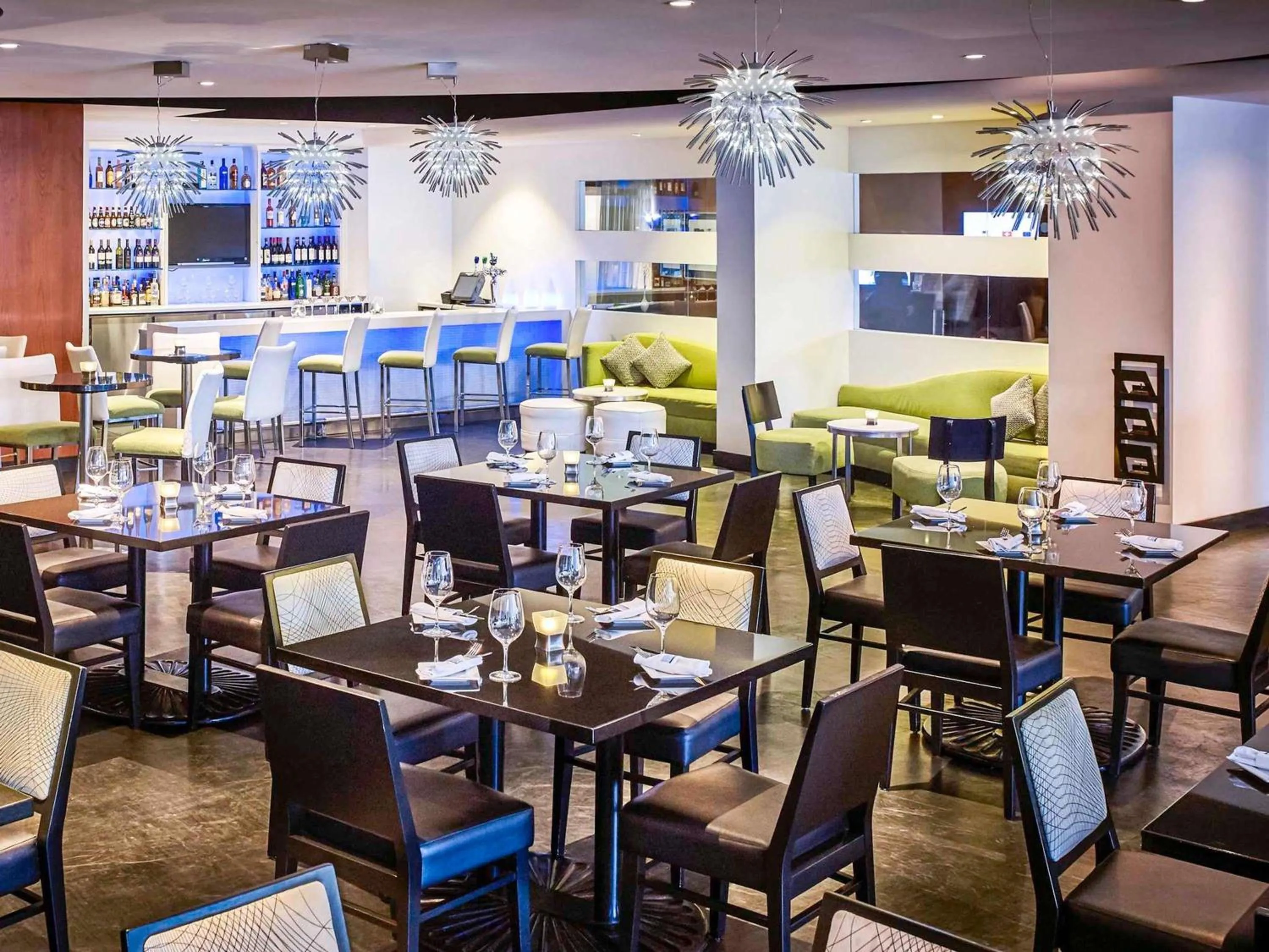 Restaurant/places to eat in Novotel Toronto North York
