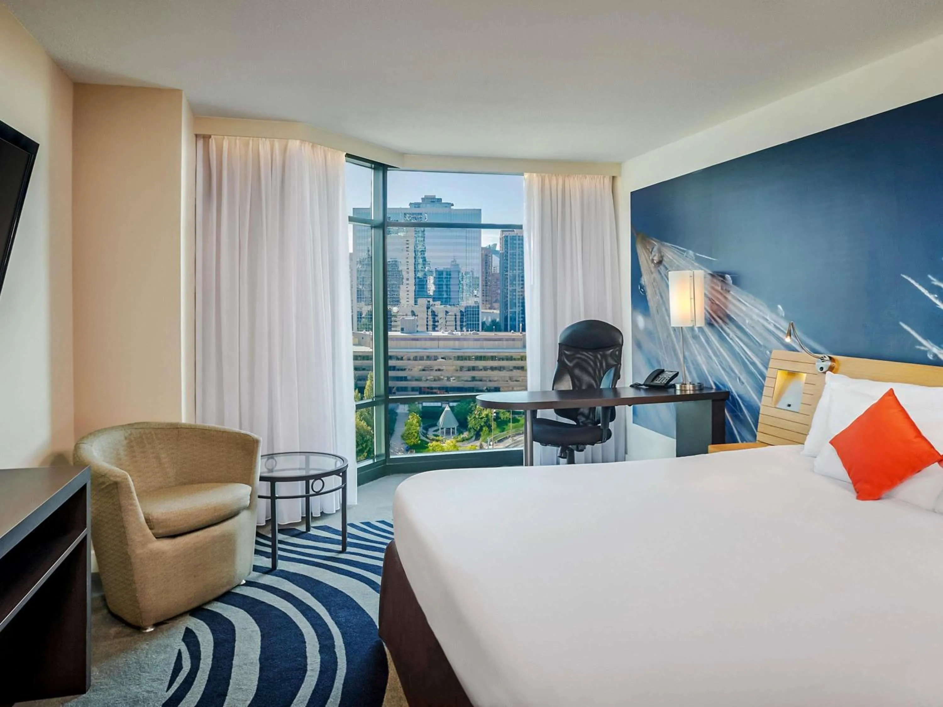 Bedroom, Bed in Novotel Toronto North York