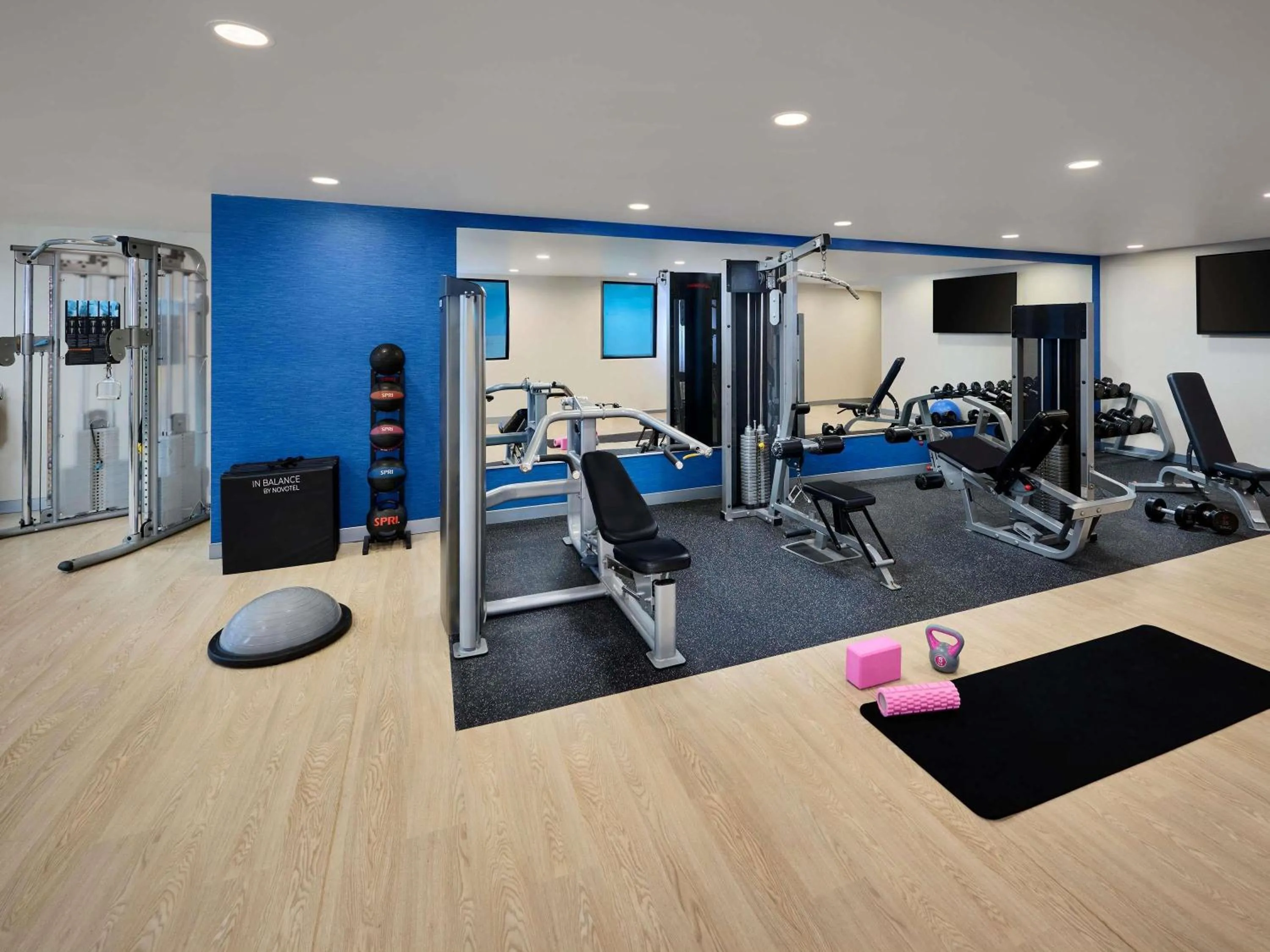 Fitness centre/facilities in Novotel Toronto North York