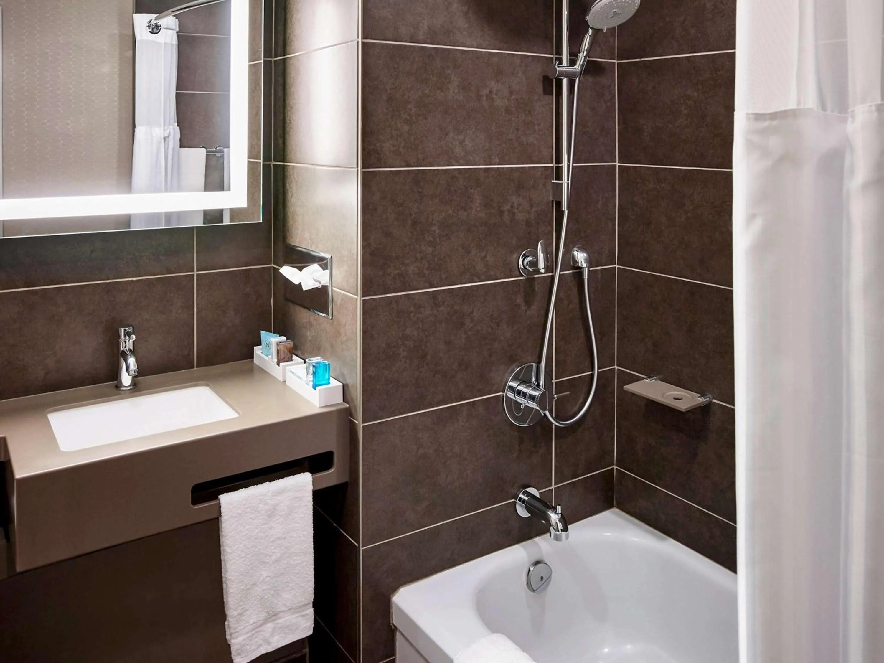 Photo of the whole room in Novotel Toronto North York