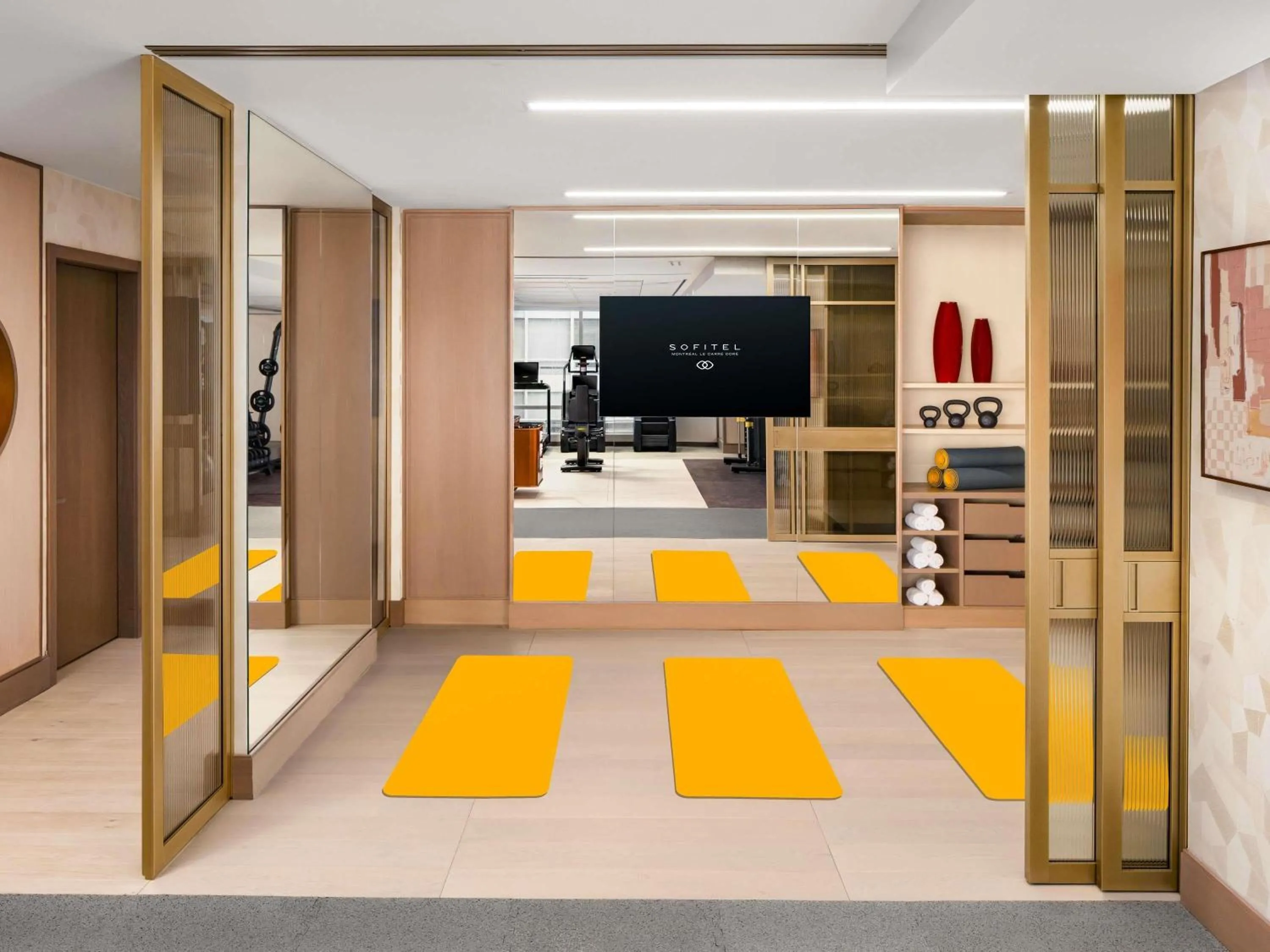 Fitness centre/facilities, Bed in Sofitel Montreal Golden Mile