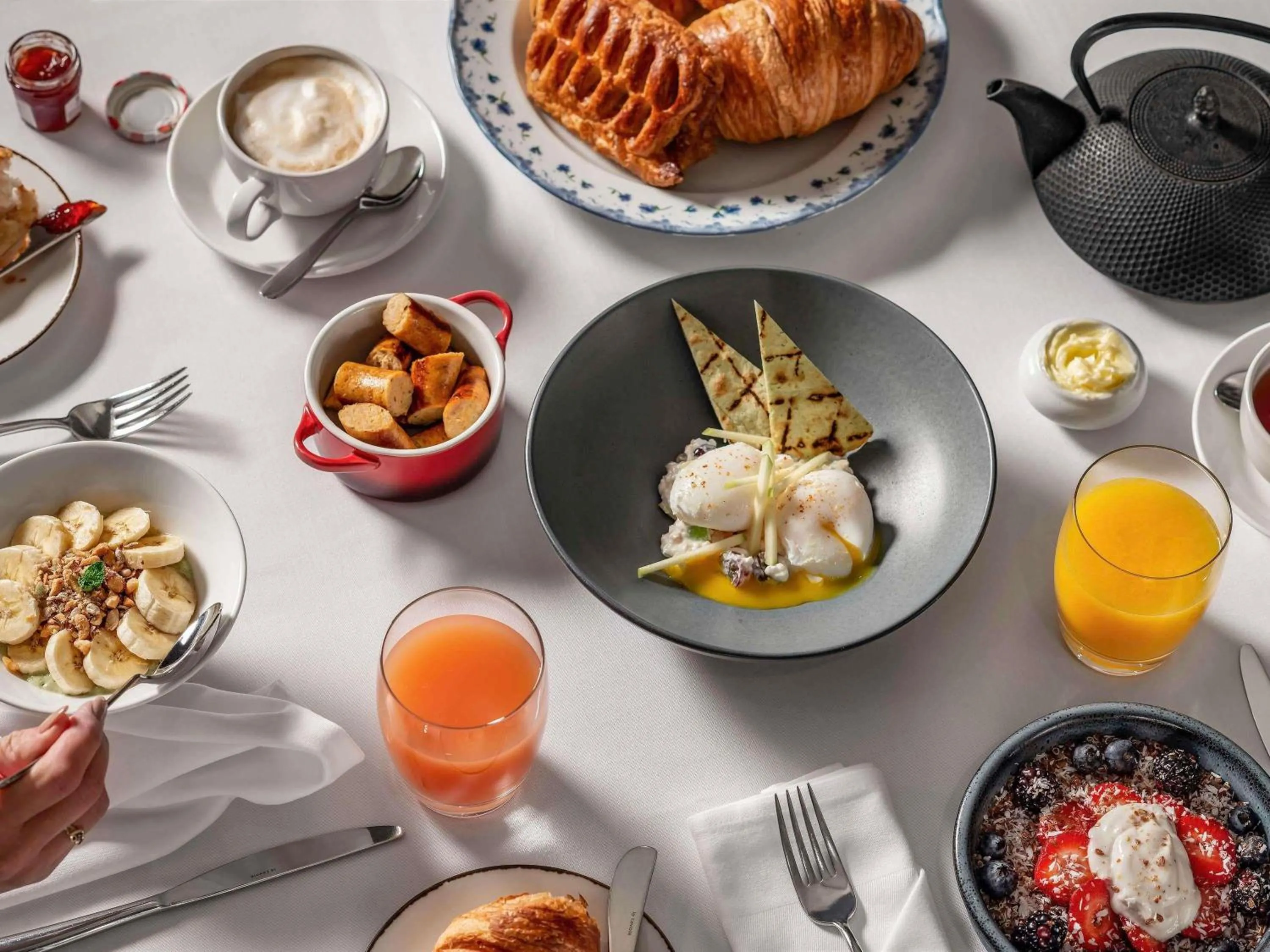 Restaurant/places to eat in Sofitel Montreal Golden Mile