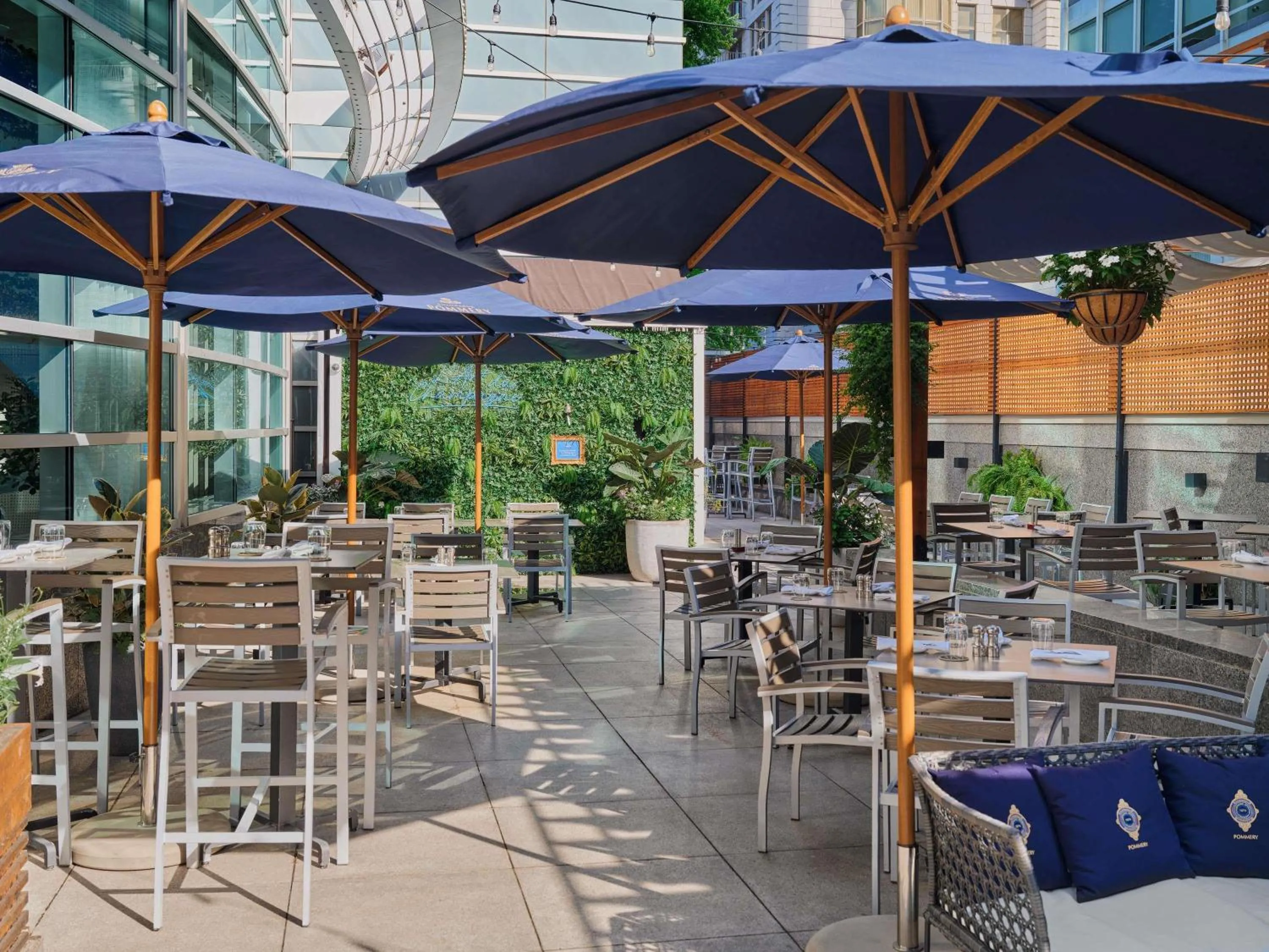 Lounge or bar in Sofitel Montreal Golden Mile