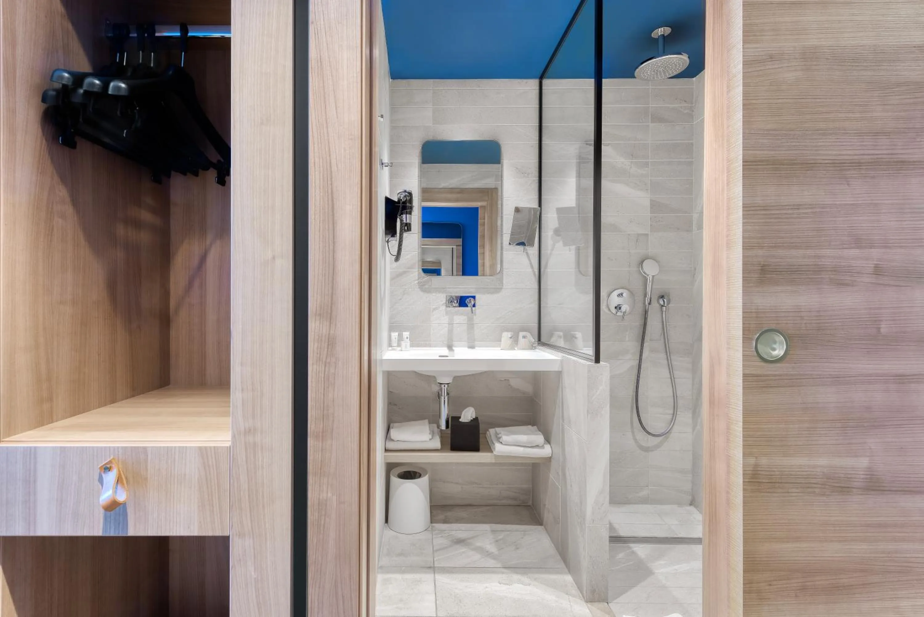 Bathroom in KYRIAD LYON OUEST Limonest