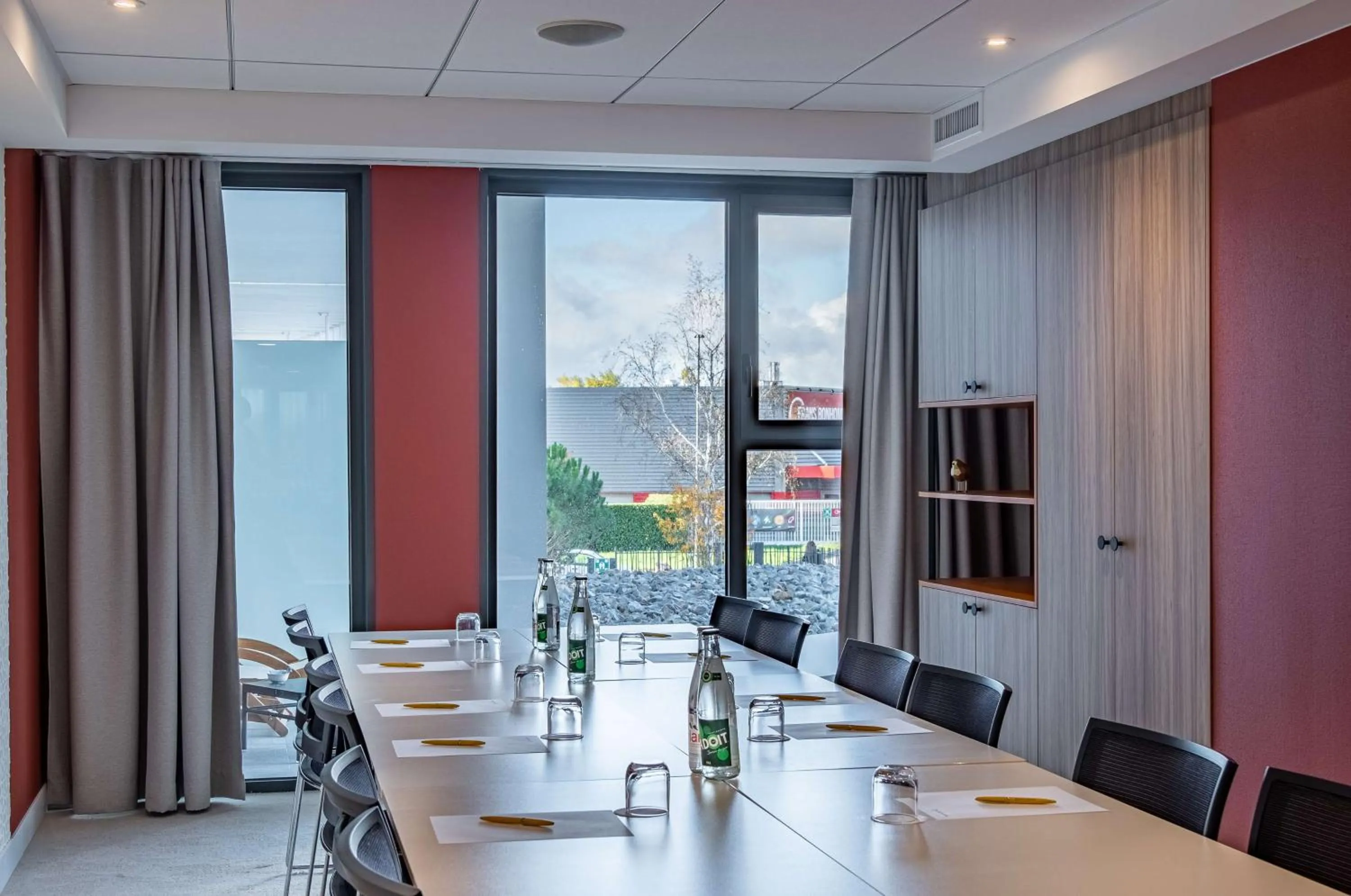 Meeting/conference room in GOLDEN TULIP LYON OUEST TECHLID Hotel & Spa