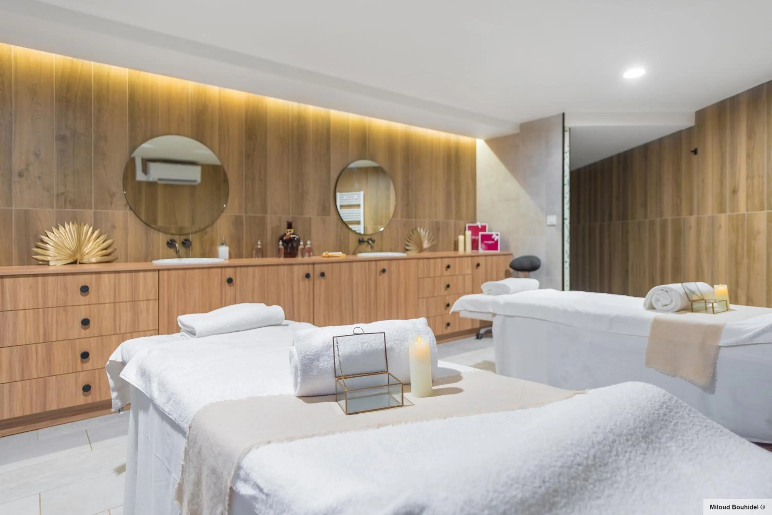 Massage, Bed in GOLDEN TULIP LYON OUEST TECHLID Hotel & Spa