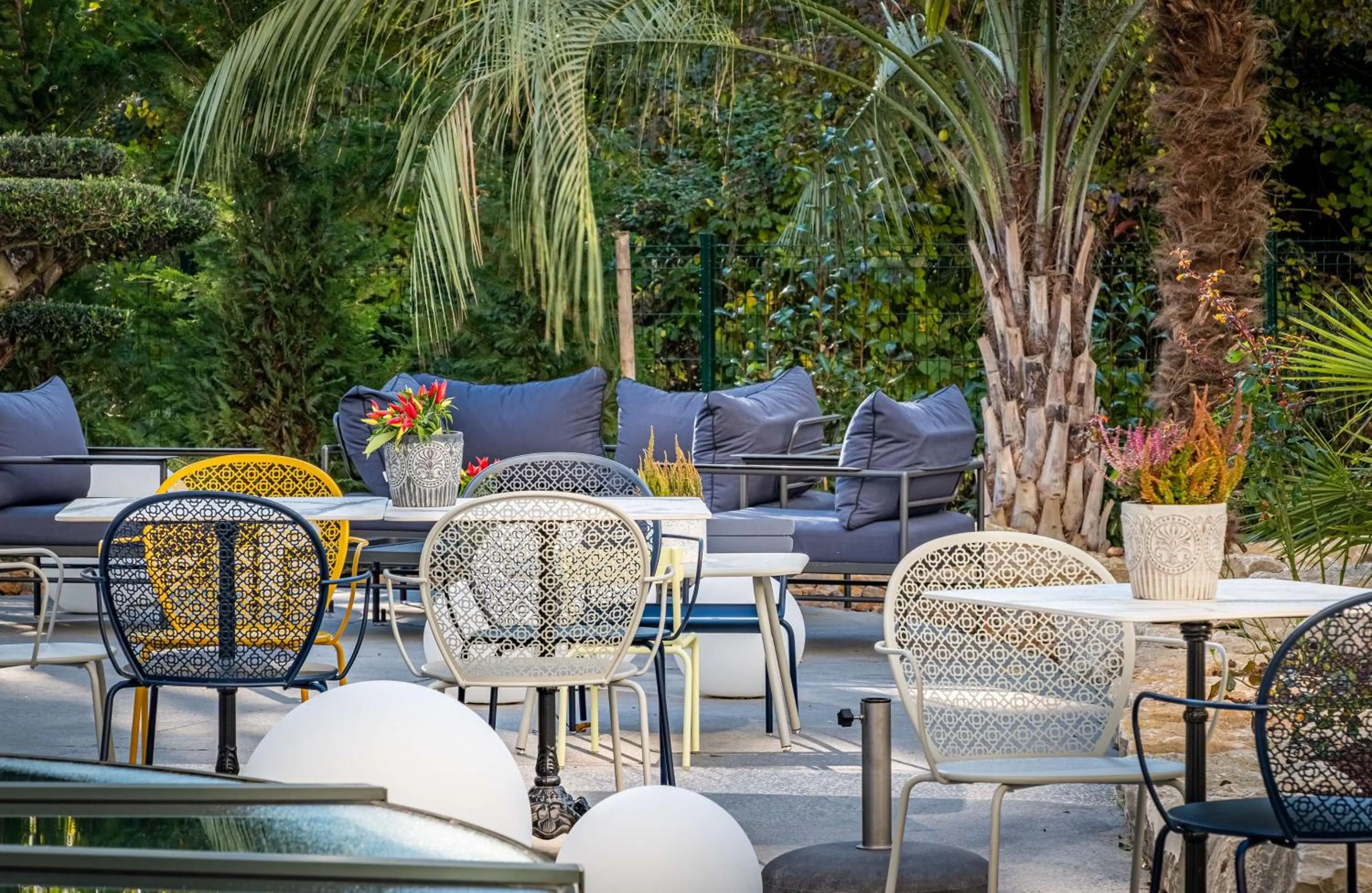 Property building in GOLDEN TULIP LYON OUEST TECHLID Hotel & Spa