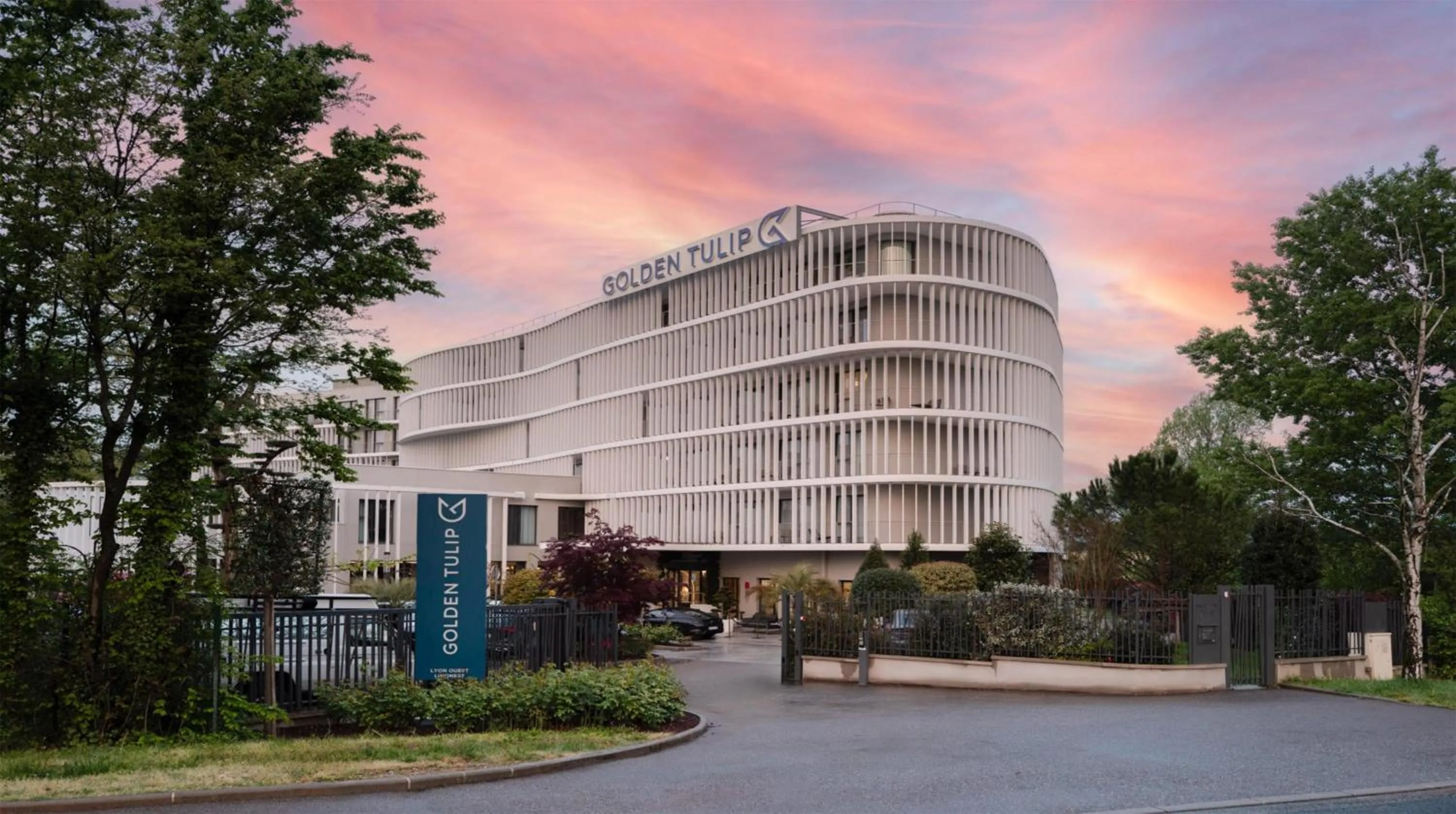 Property building in GOLDEN TULIP LYON OUEST TECHLID Hotel & Spa