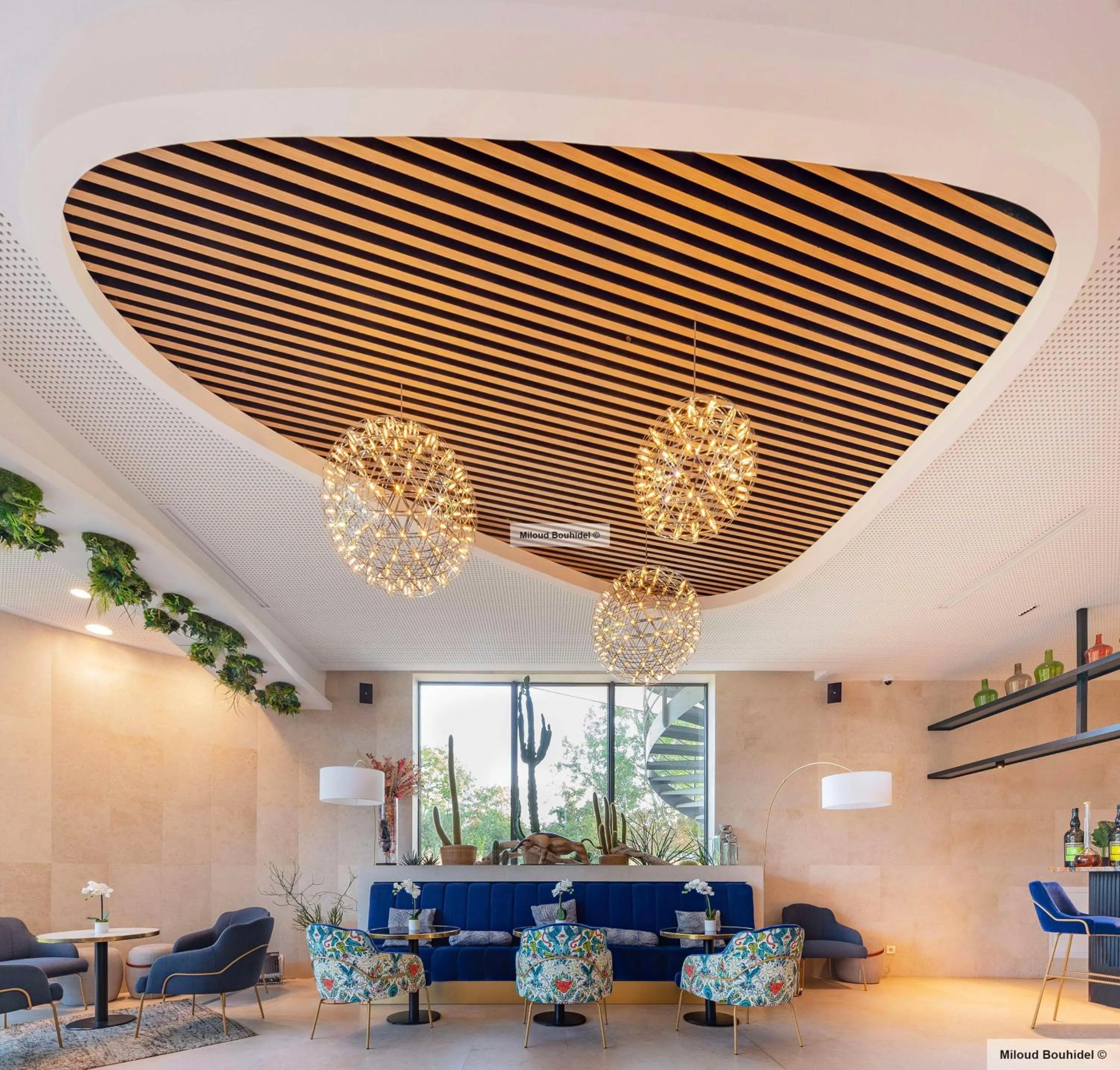 Lounge or bar in GOLDEN TULIP LYON OUEST TECHLID Hotel & Spa