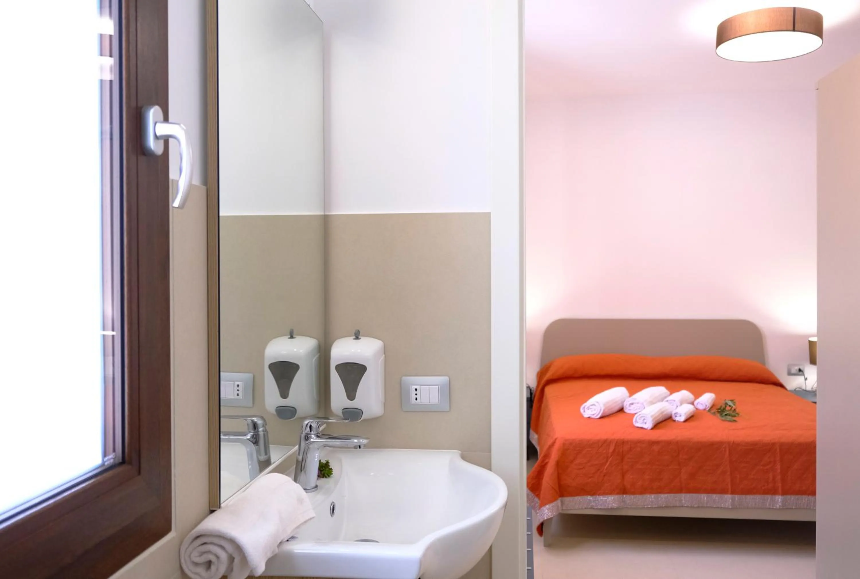 Bathroom, Bed in SOL Y MAR Camere e Appartamenti