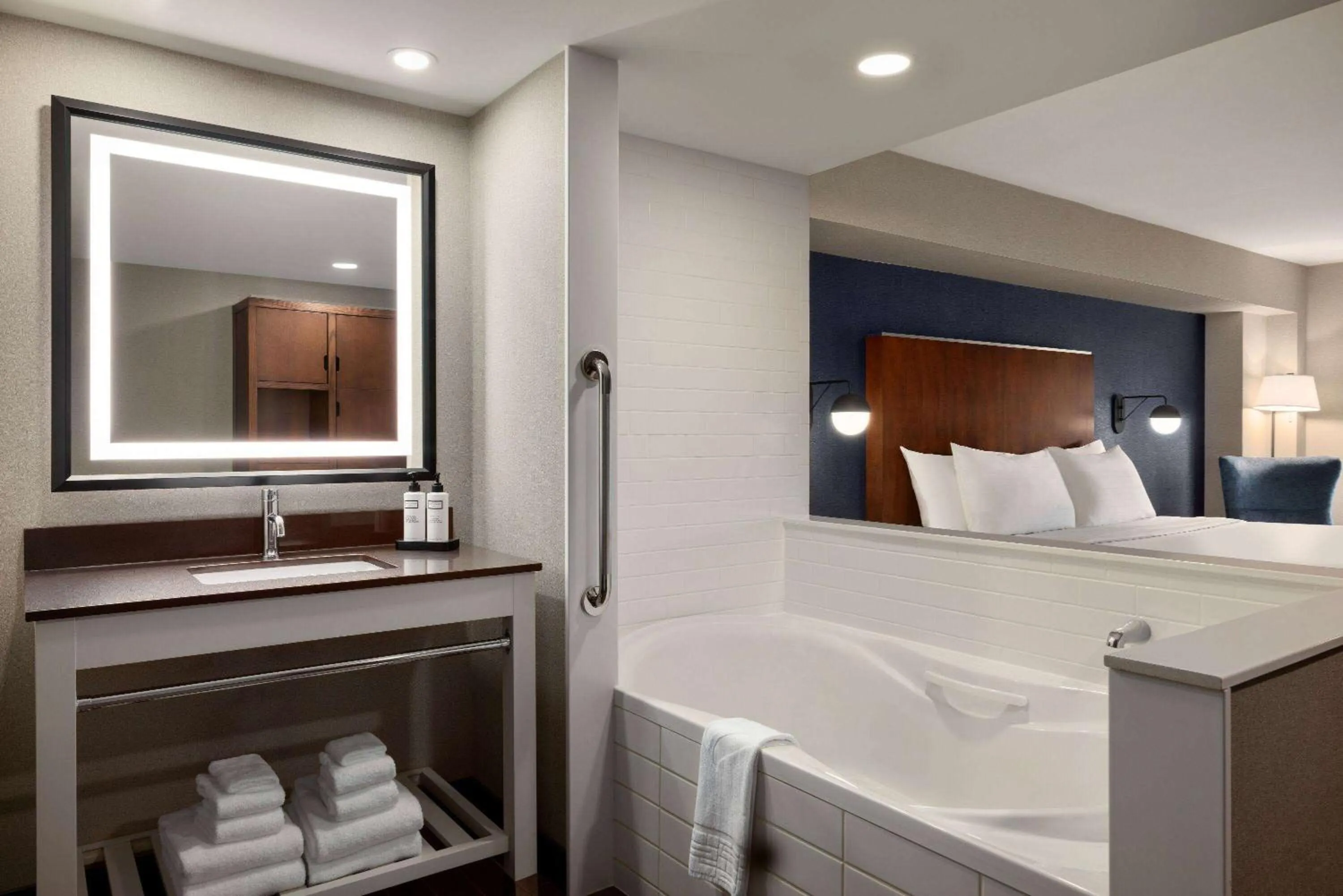 Bathroom, Bed in Wyndham Grand Fallsview Hotel