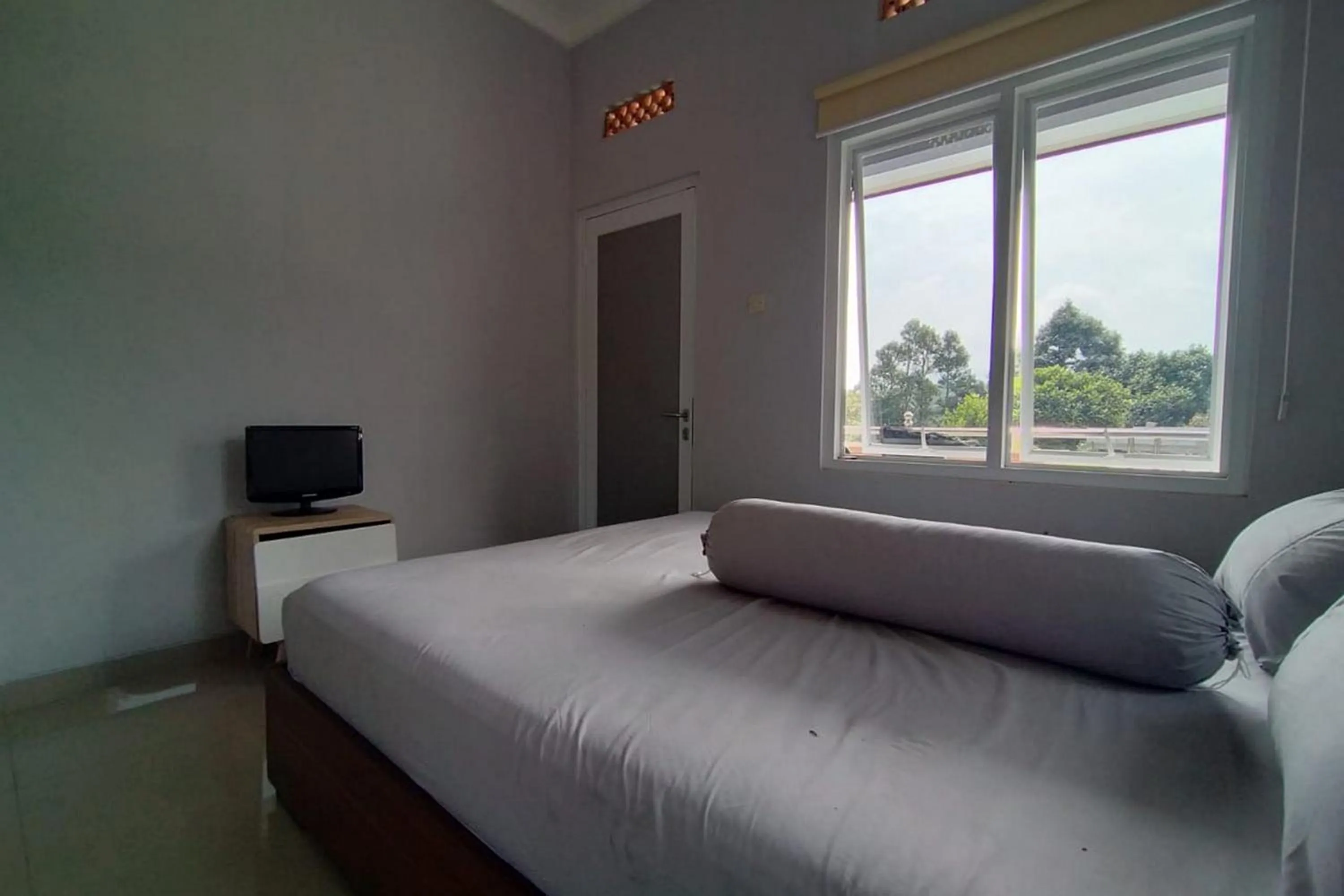 Facade/entrance, Bed in Villa Batu Tua Puncak Mitra RedDoorz