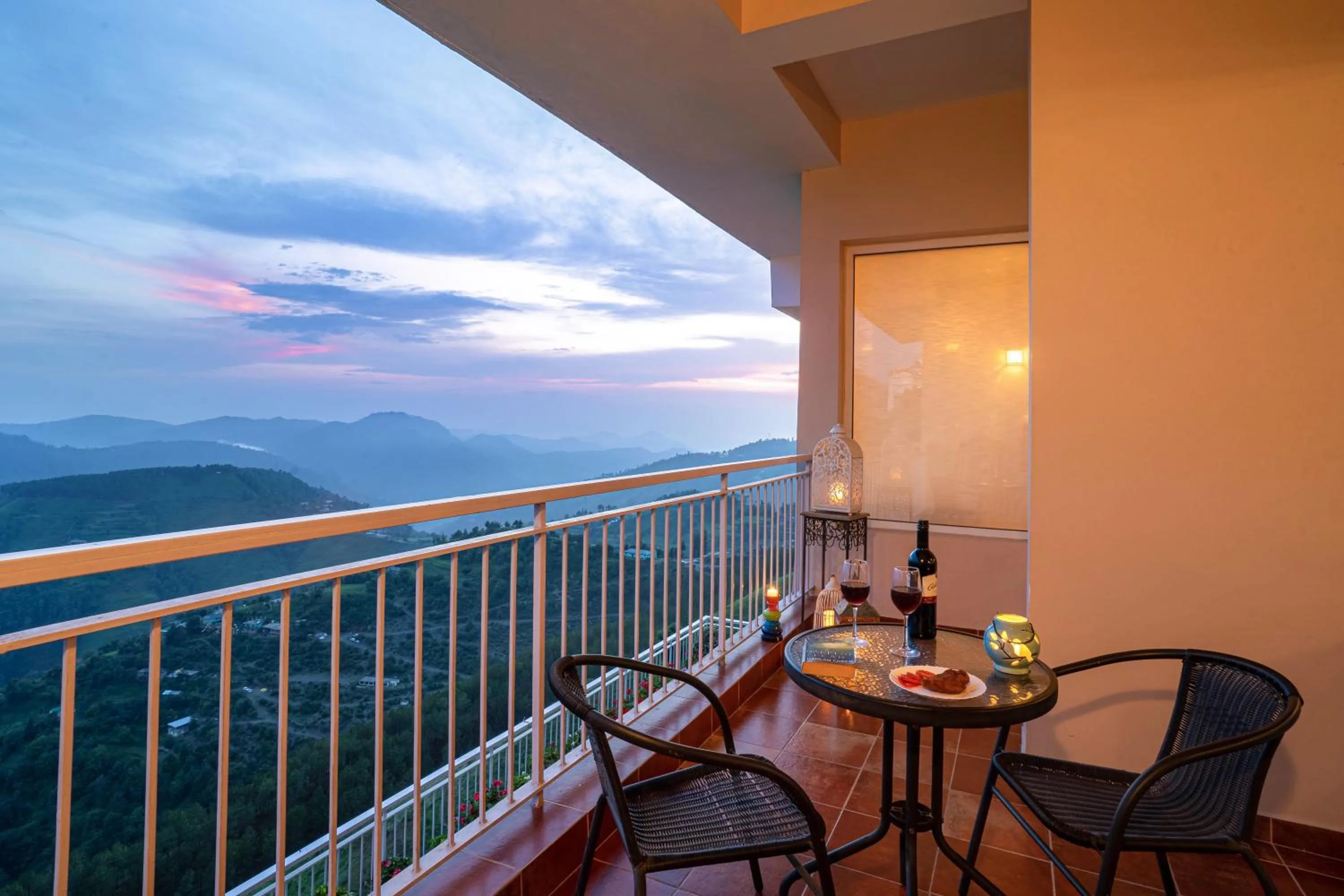 Cosy home with balcony & Mountain views
