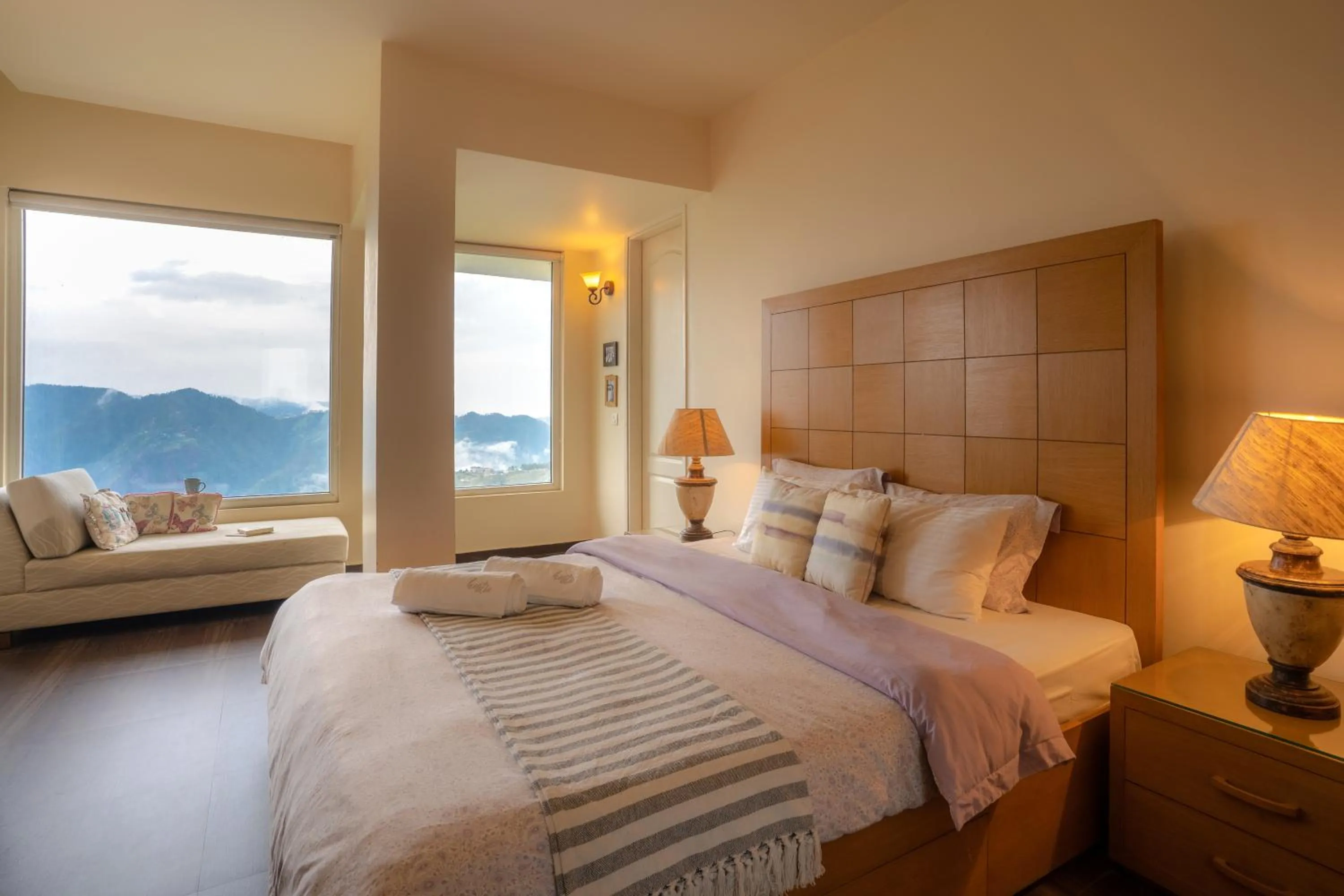 Cosy home with balcony & Mountain views