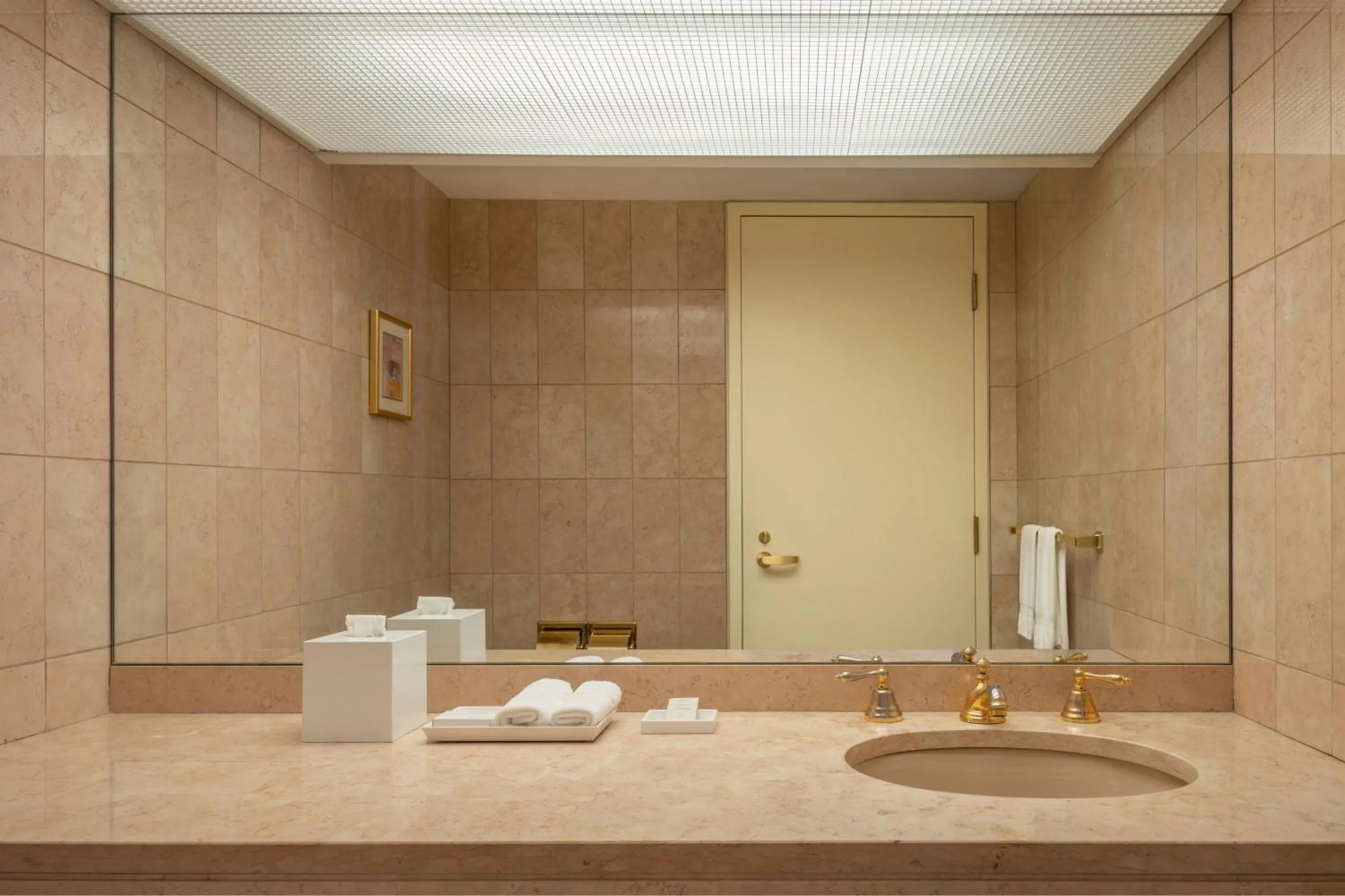 Bedroom in Metropolitan Hotel Vancouver