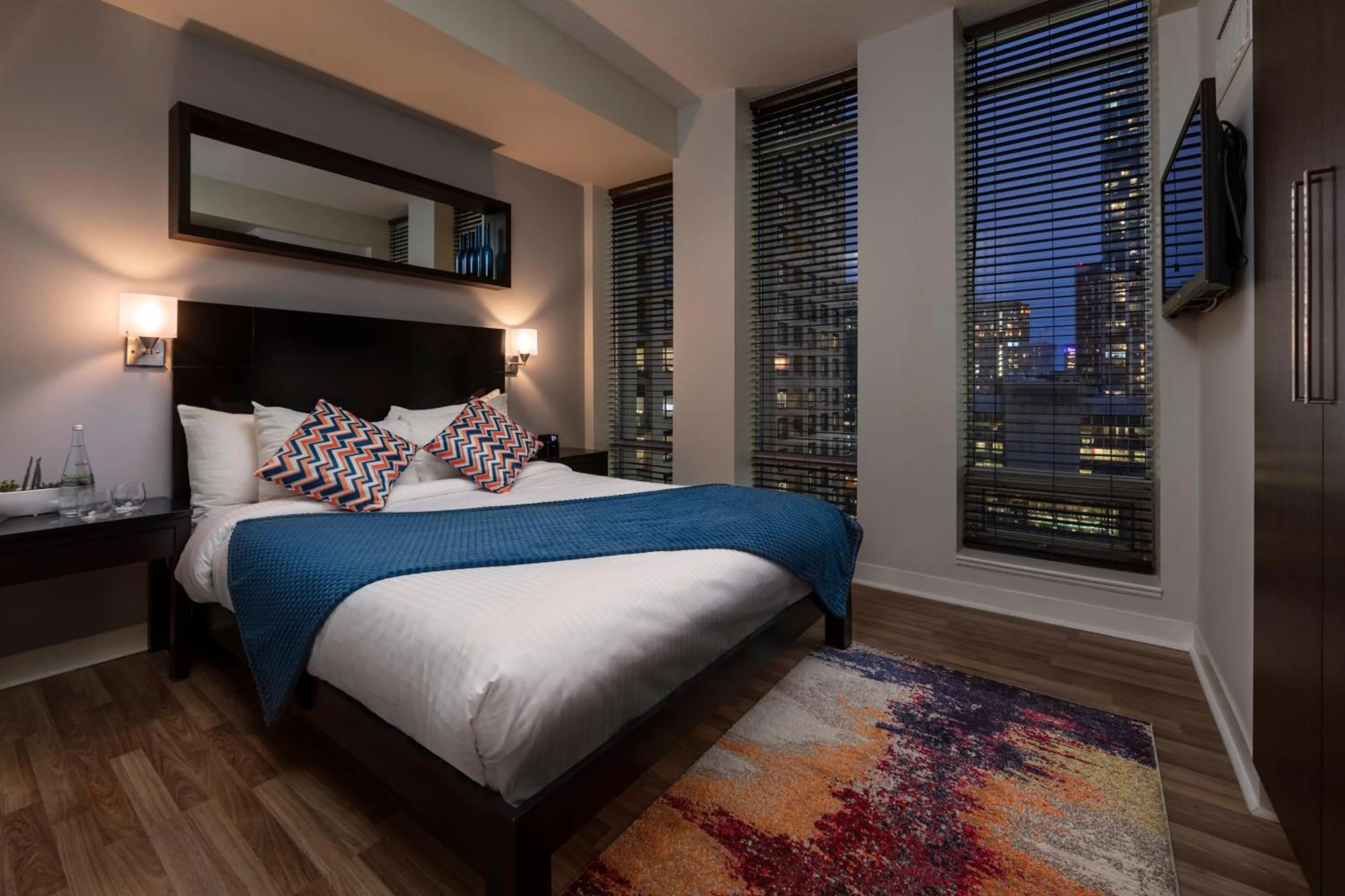 Bed in Executive Hotel Cosmopolitan Toronto