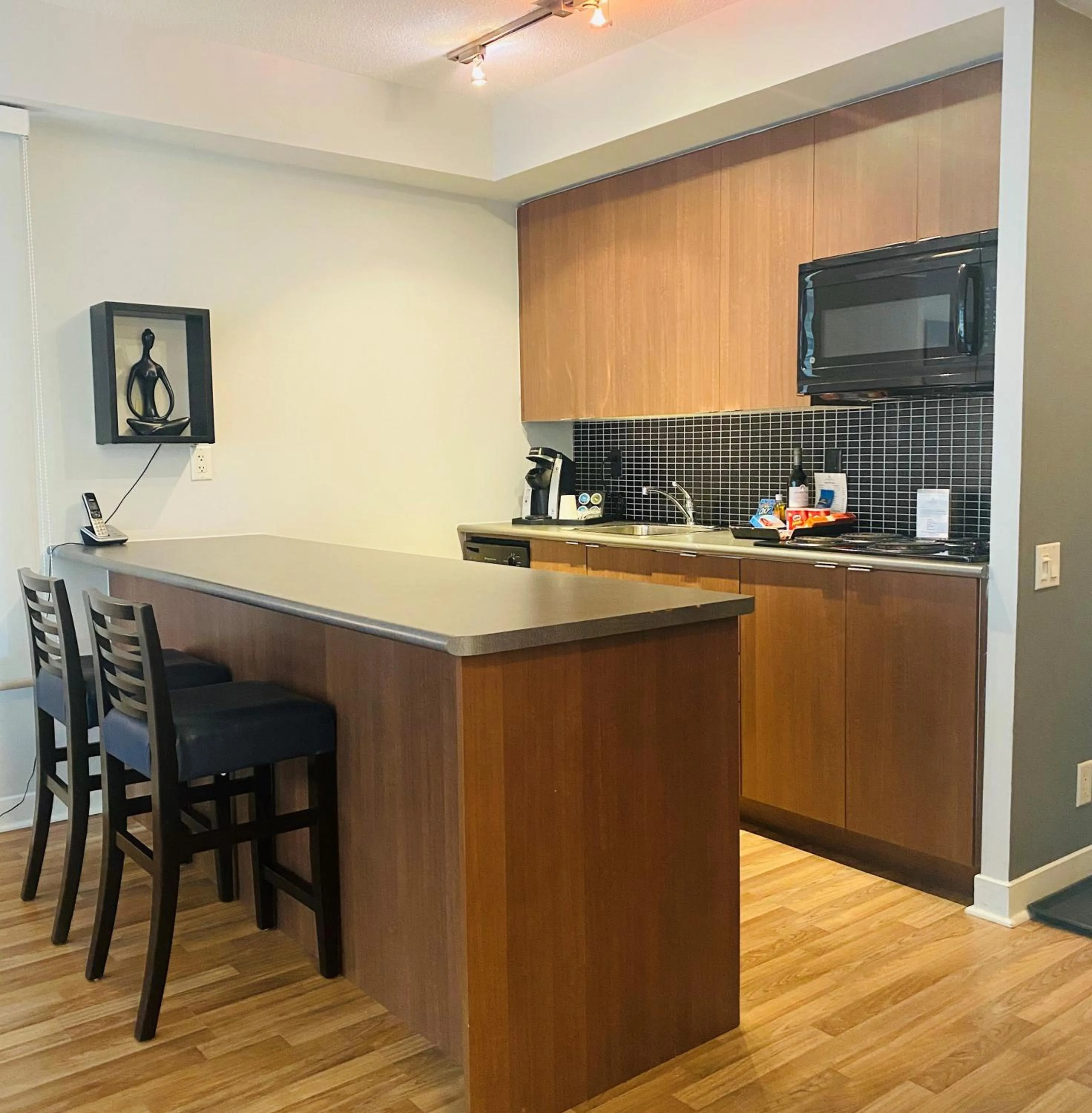 Kitchen or kitchenette in Executive Hotel Cosmopolitan Toronto