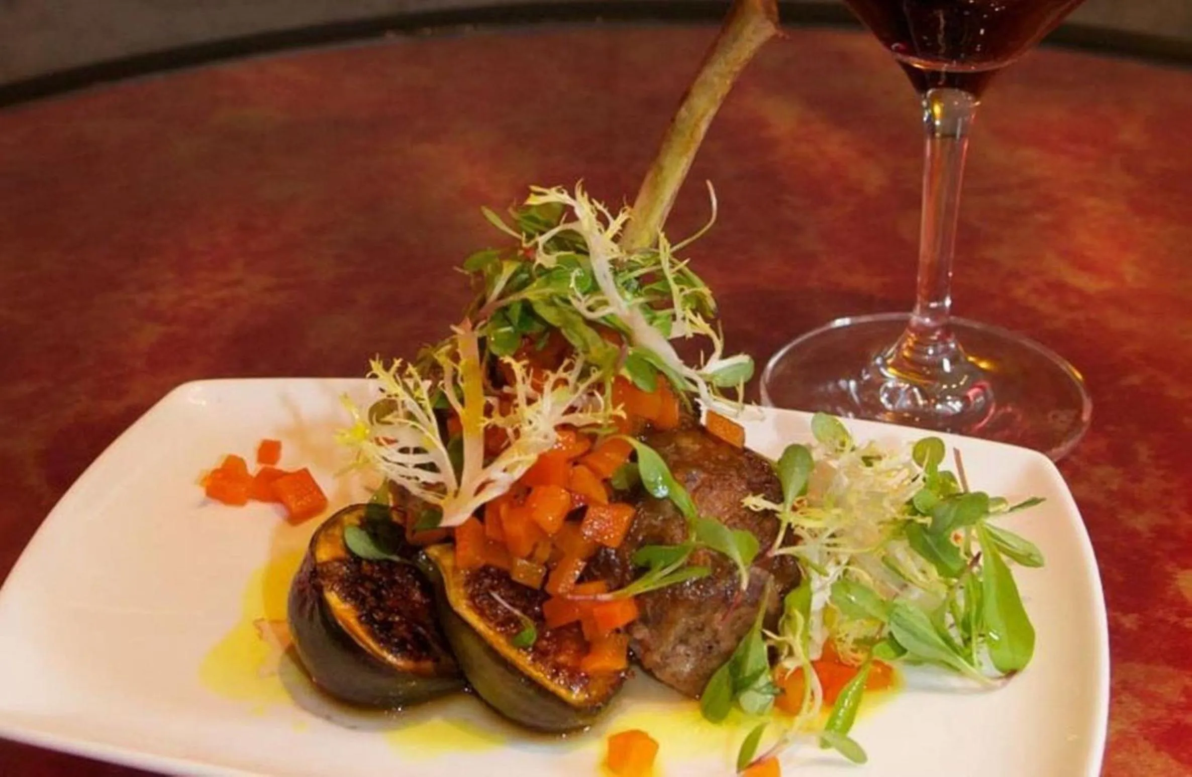 Bed in Executive Hotel Cosmopolitan Toronto