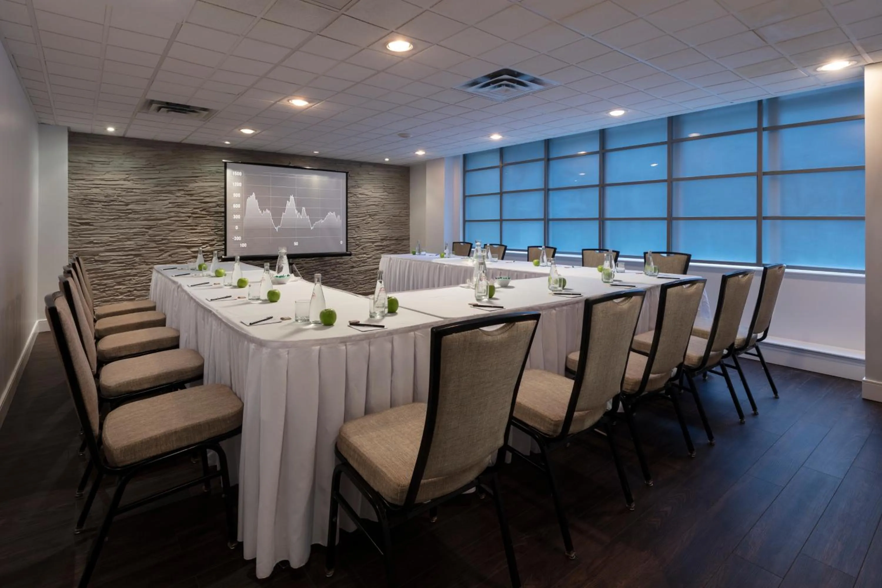 Meeting/conference room in Executive Hotel Cosmopolitan Toronto